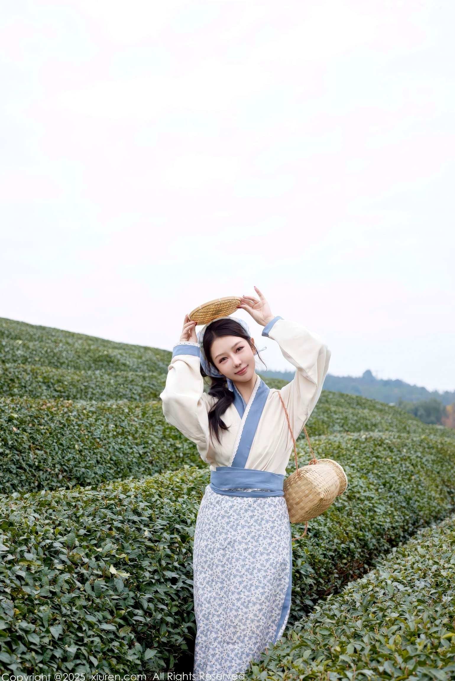 秀人网XiuRen 尹甜甜 采茶女古风白衣户外大尺度写真 清新茶园极品美腿