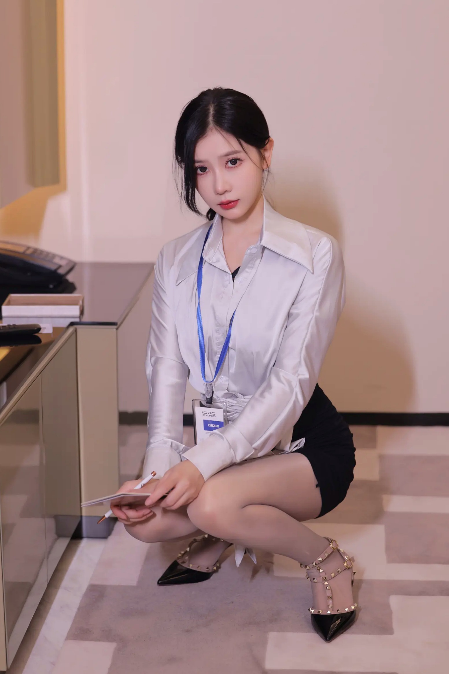 尹甜甜 - 职业OL装白衬衫私房诱惑,极致黑丝职场制服与火辣身材的视觉盛宴