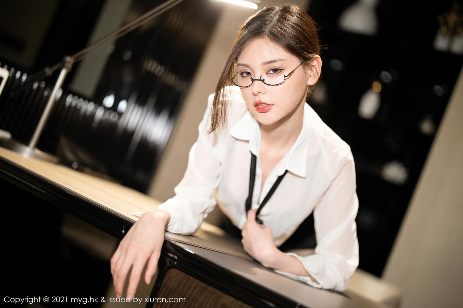 新晋女神小夕juju 白衬衫与黑短裙