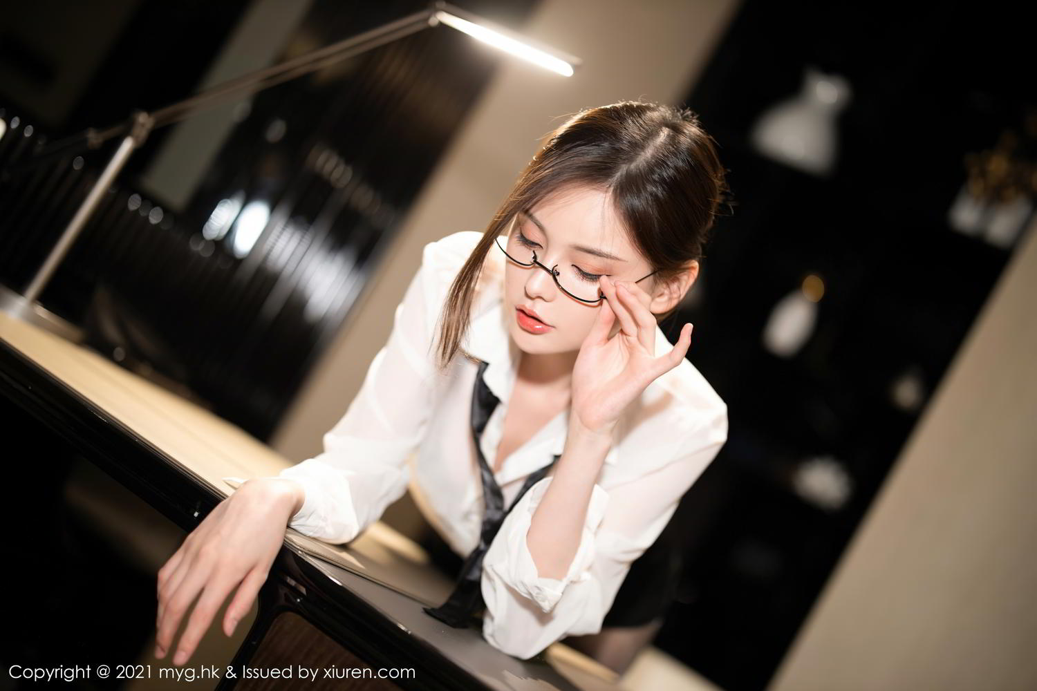 新晋女神小夕juju 白衬衫与黑短裙