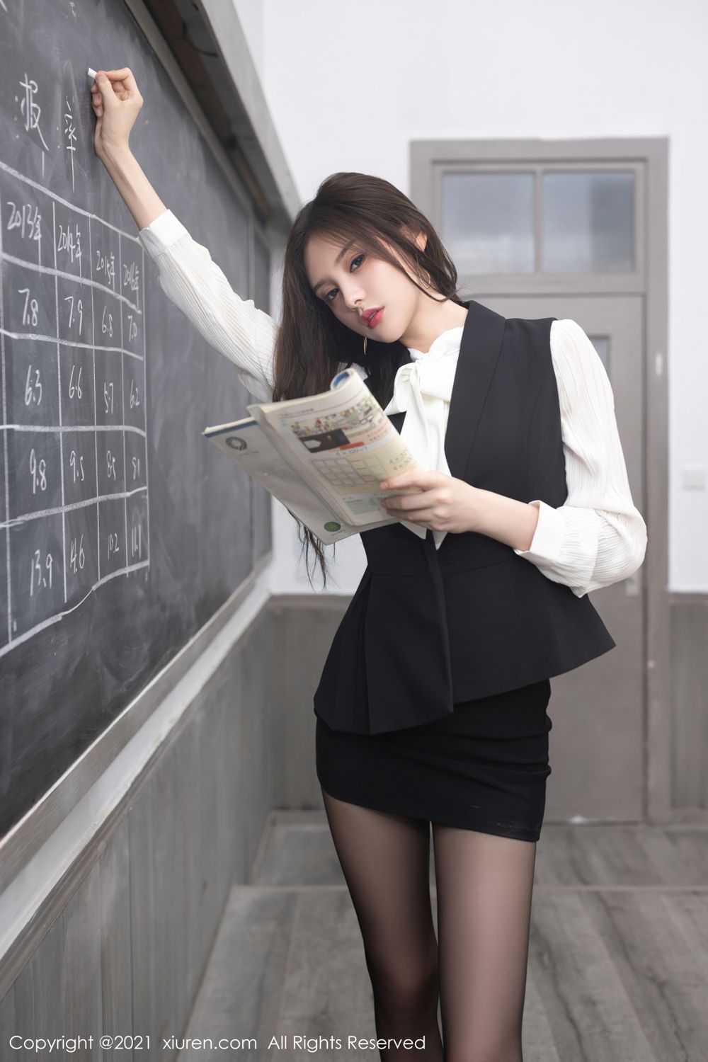 王心怡轻灵之气 靓丽多姿职业装