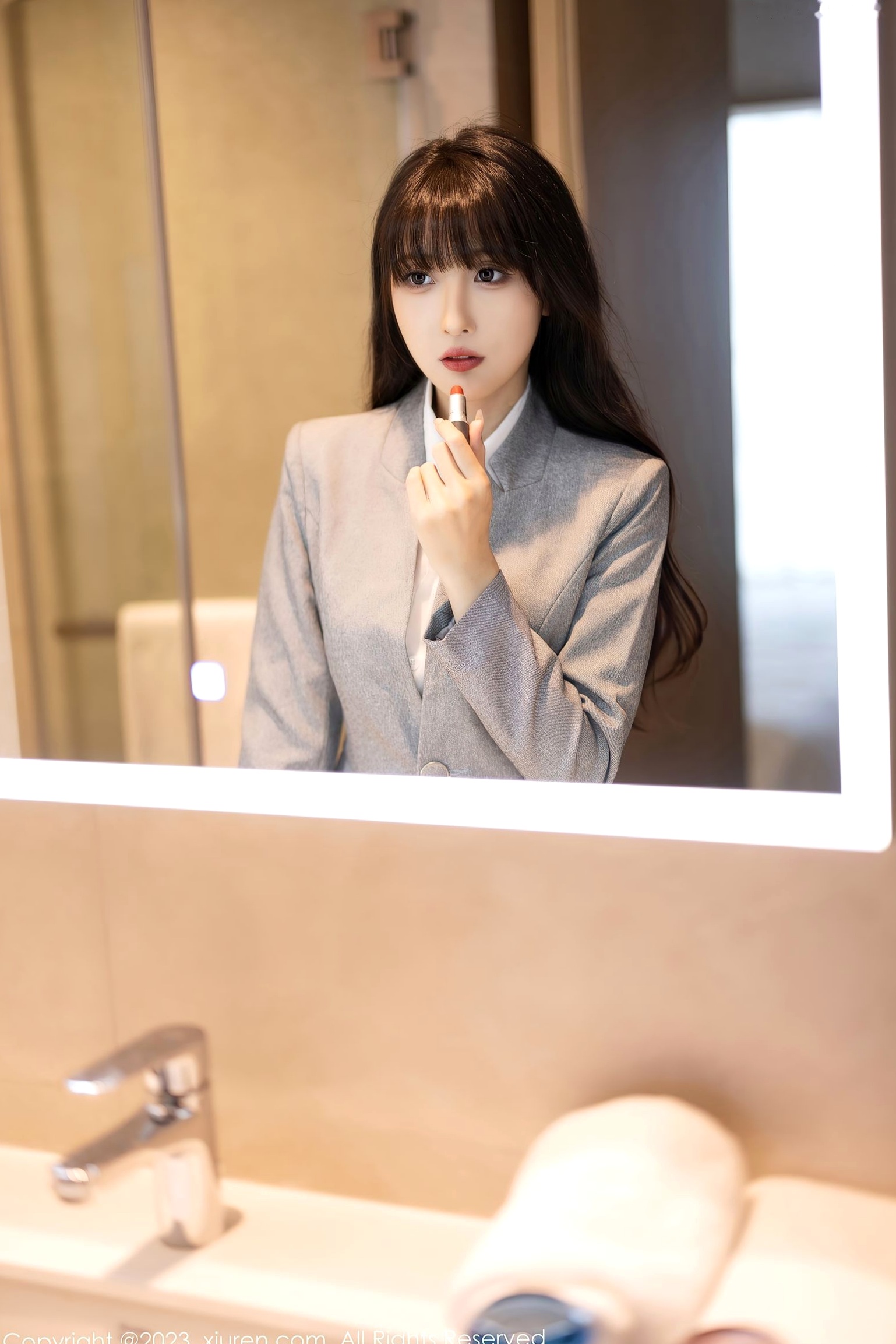 秀人网林星阑:灰色职场OL套装与淡蓝紧身短裙,丝袜美腿私房写真,演绎优雅都市女神