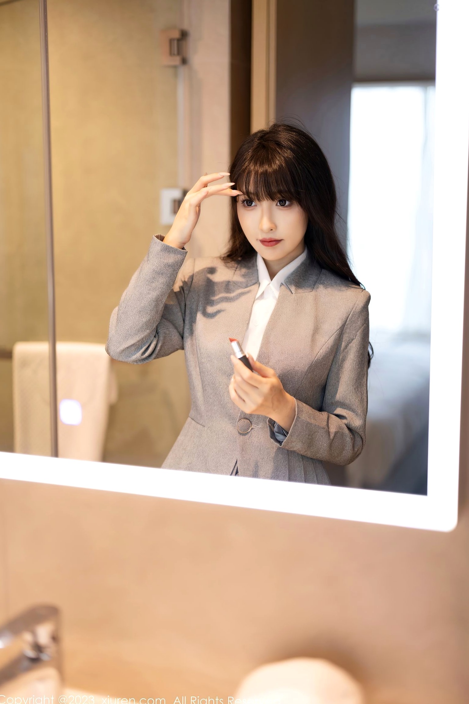 秀人网林星阑:灰色职场OL套装与淡蓝紧身短裙,丝袜美腿私房写真,演绎优雅都市女神