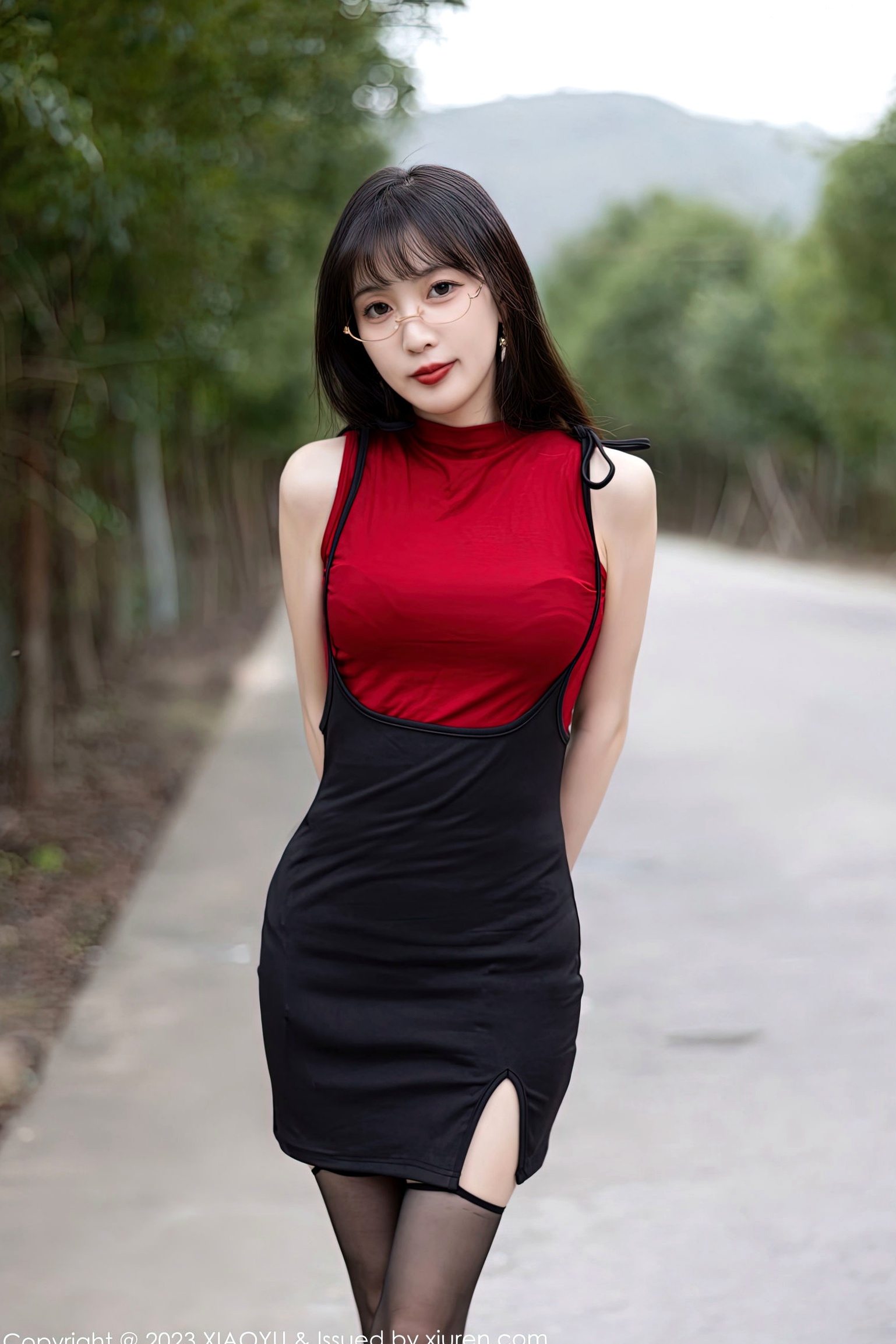 XiaoYu语画界-950-林星阑-高冷职场御姐户外车拍,黑色内衣诱惑、黑丝吊带袜美腿尽显,香车美人极致视觉体验 (2023.01.19)