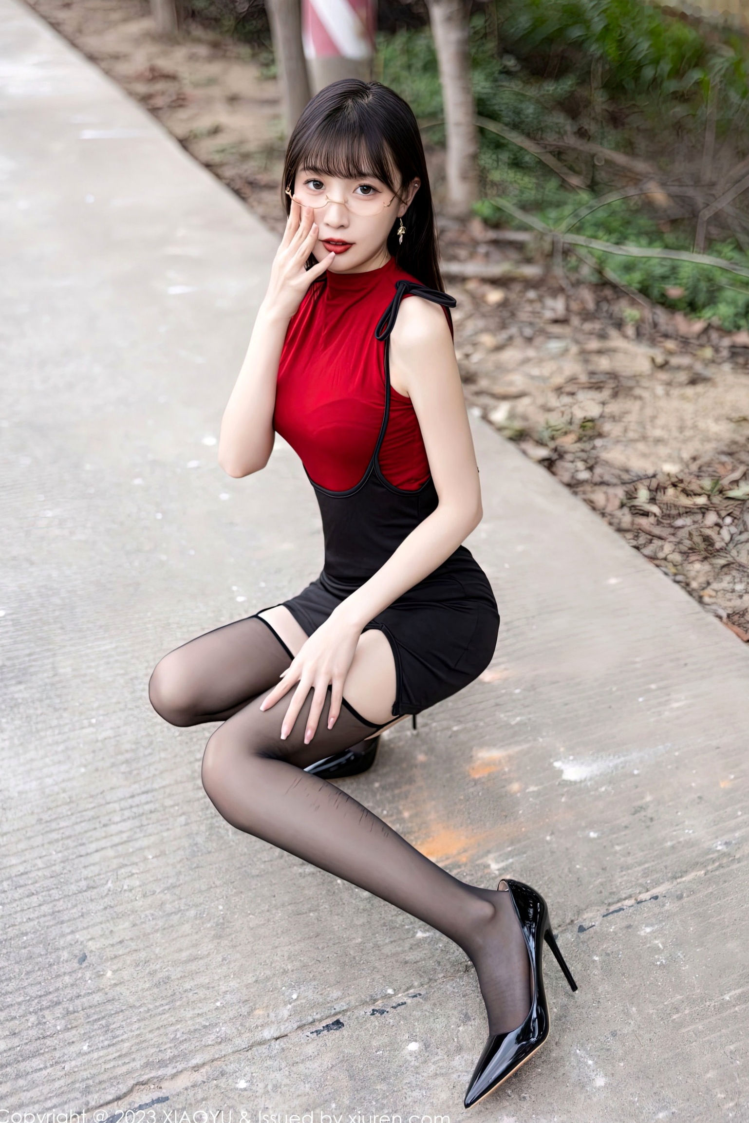 XiaoYu语画界-950-林星阑-高冷职场御姐户外车拍,黑色内衣诱惑、黑丝吊带袜美腿尽显,香车美人极致视觉体验 (2023.01.19)