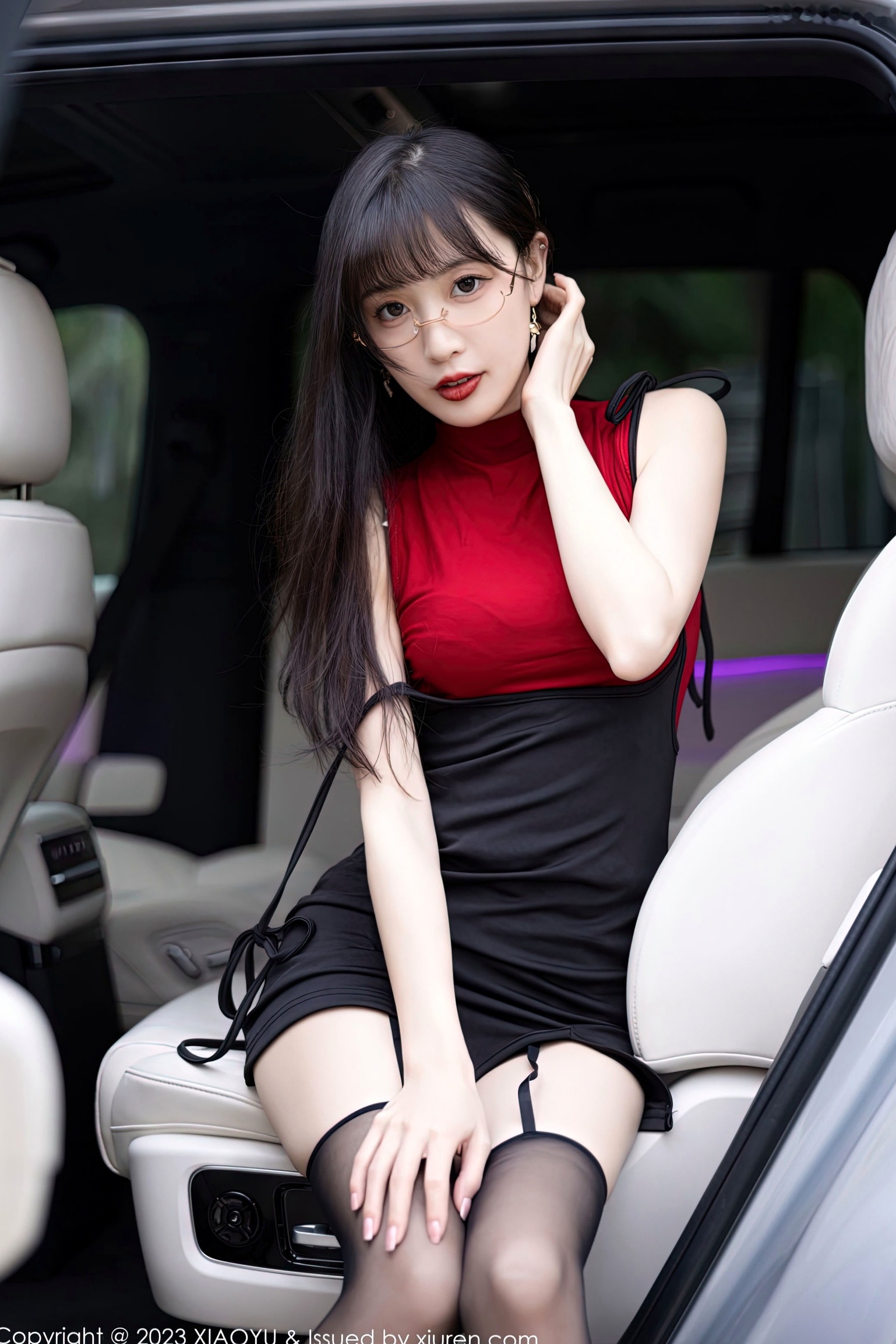 XiaoYu语画界-950-林星阑-高冷职场御姐户外车拍,黑色内衣诱惑、黑丝吊带袜美腿尽显,香车美人极致视觉体验 (2023.01.19)