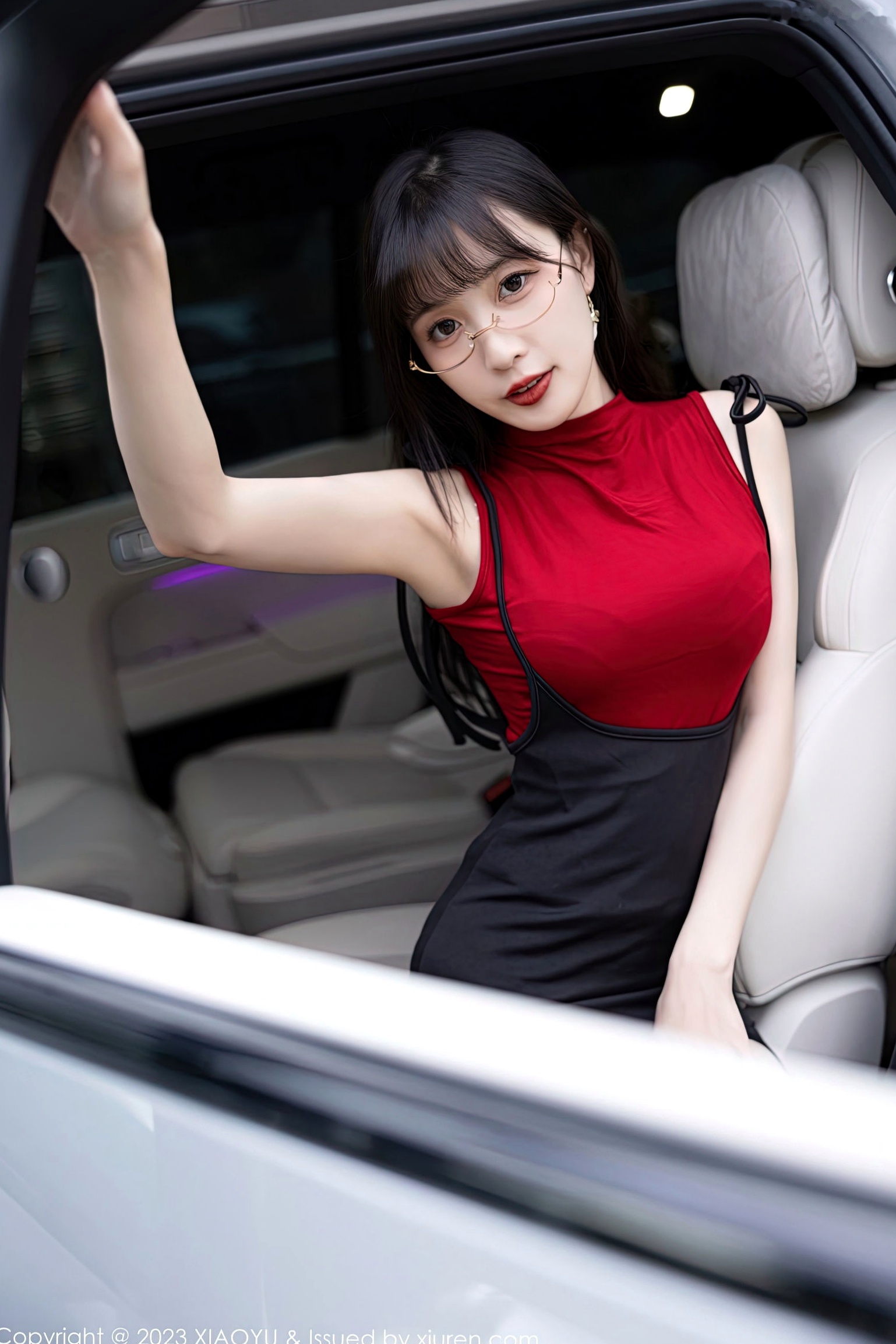 XiaoYu语画界-950-林星阑-高冷职场御姐户外车拍,黑色内衣诱惑、黑丝吊带袜美腿尽显,香车美人极致视觉体验 (2023.01.19)