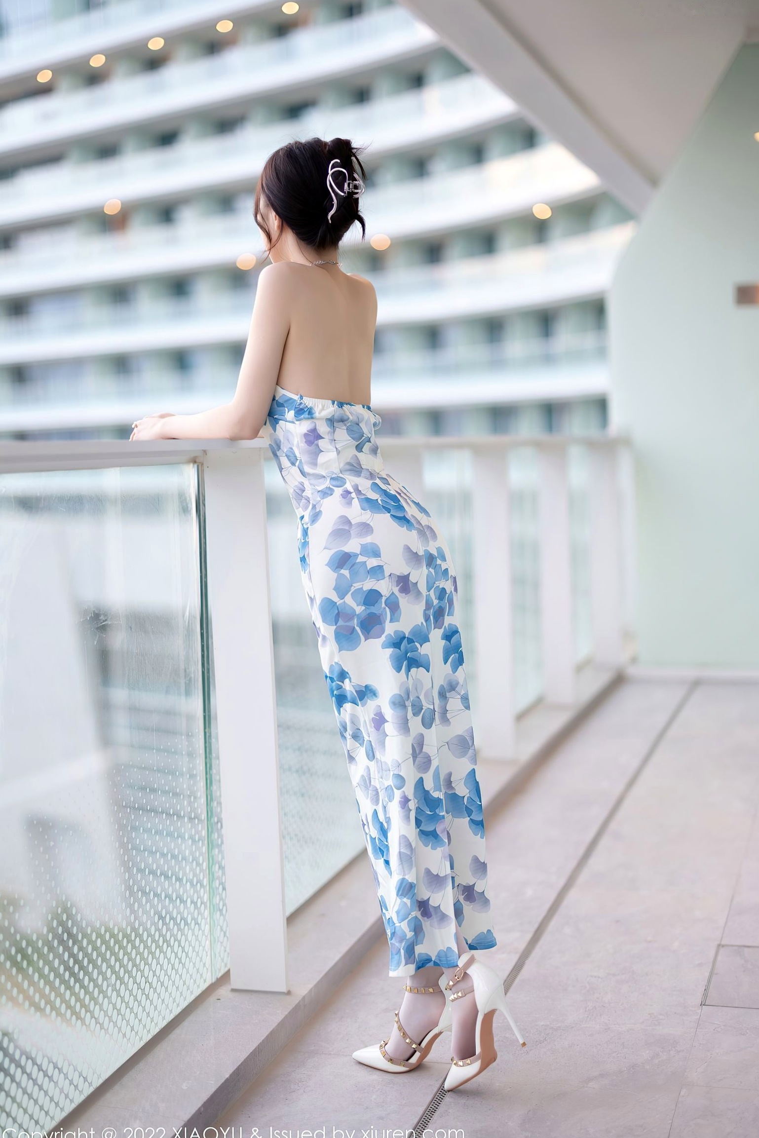 XiaoYu语画界-林星阑:清新露肩蓝印花连衣裙,白丝袜美腿私房照,优雅气质女神唯美写实写真