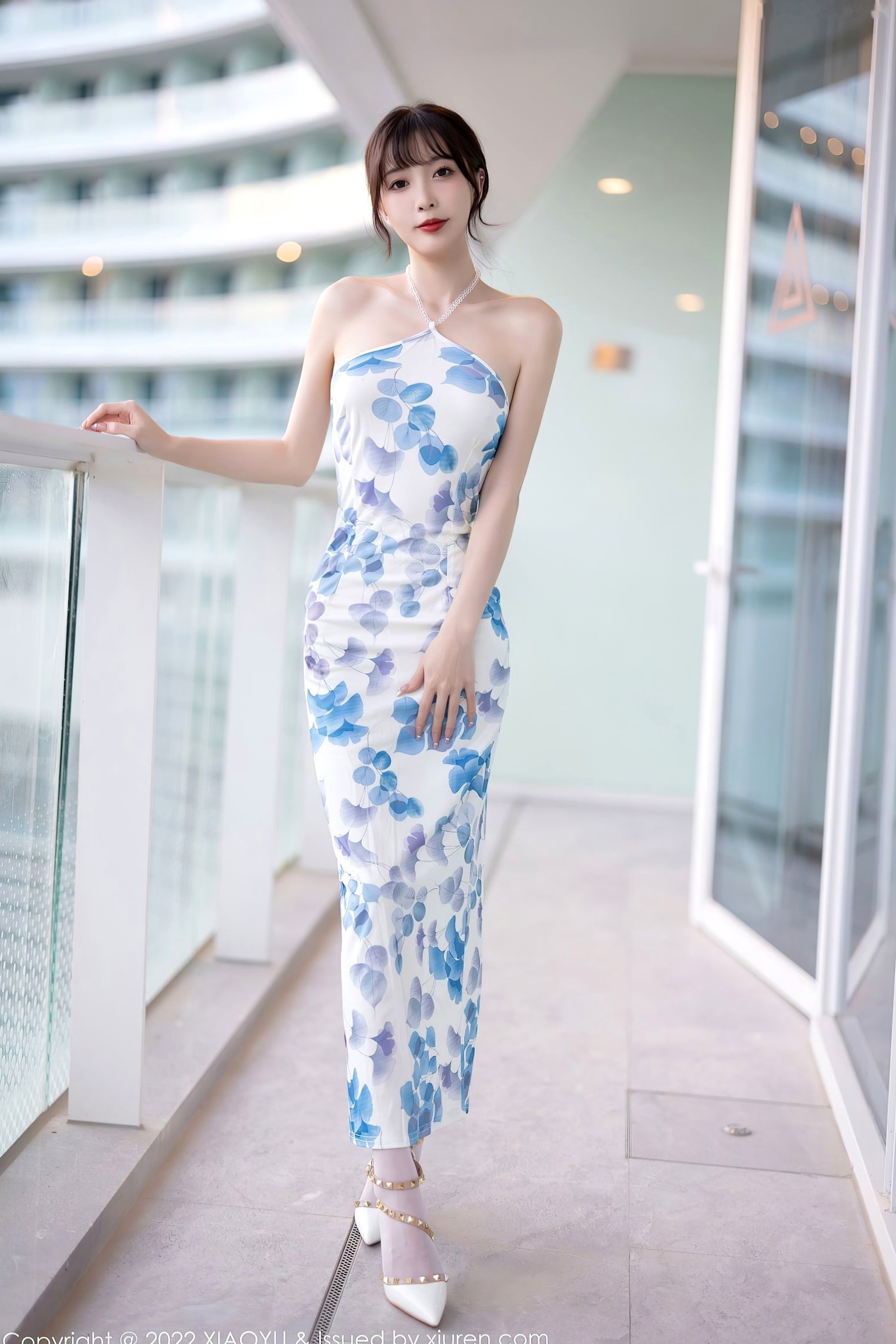 XiaoYu语画界-林星阑:清新露肩蓝印花连衣裙,白丝袜美腿私房照,优雅气质女神唯美写实写真