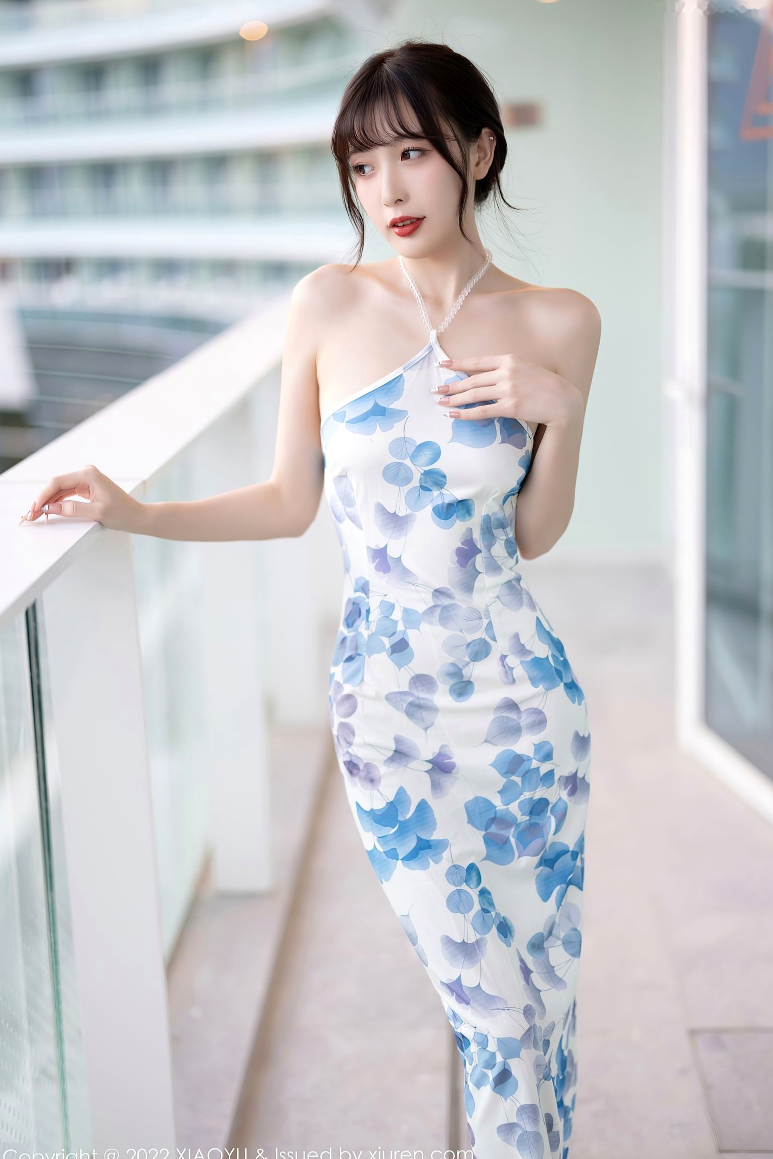 XiaoYu语画界-林星阑:清新露肩蓝印花连衣裙,白丝袜美腿私房照,优雅气质女神唯美写实写真