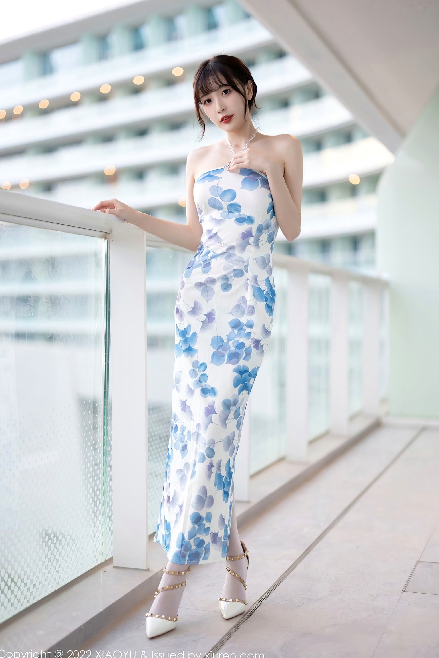 XiaoYu语画界-林星阑:清新露肩蓝印花连衣裙,白丝袜美腿私房照,优雅气质女神唯美写实写真