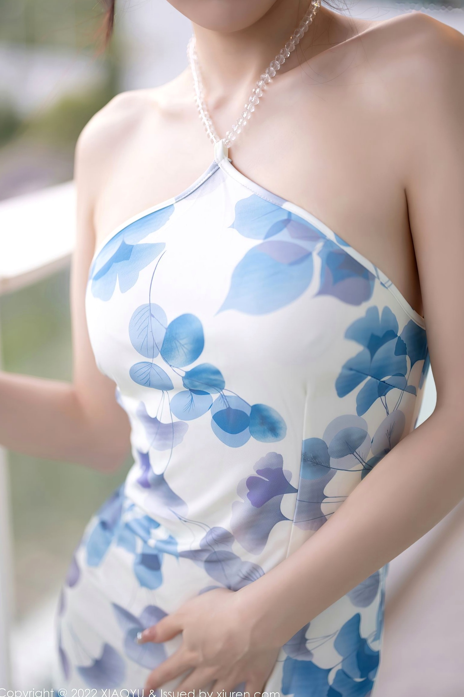 XiaoYu语画界-林星阑:清新露肩蓝印花连衣裙,白丝袜美腿私房照,优雅气质女神唯美写实写真