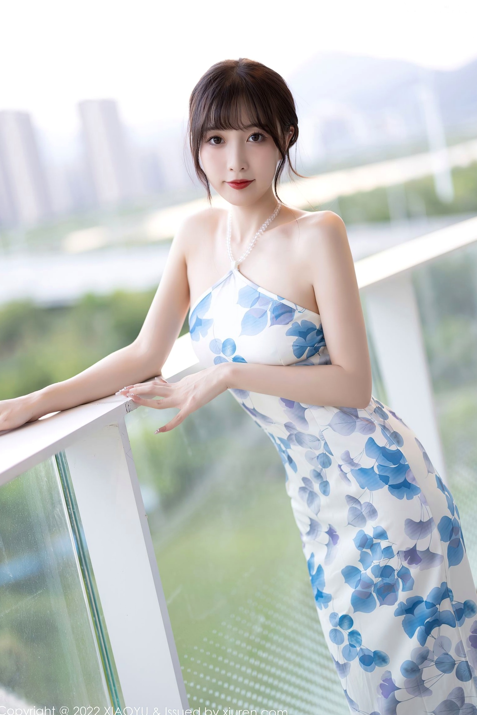 XiaoYu语画界-林星阑:清新露肩蓝印花连衣裙,白丝袜美腿私房照,优雅气质女神唯美写实写真