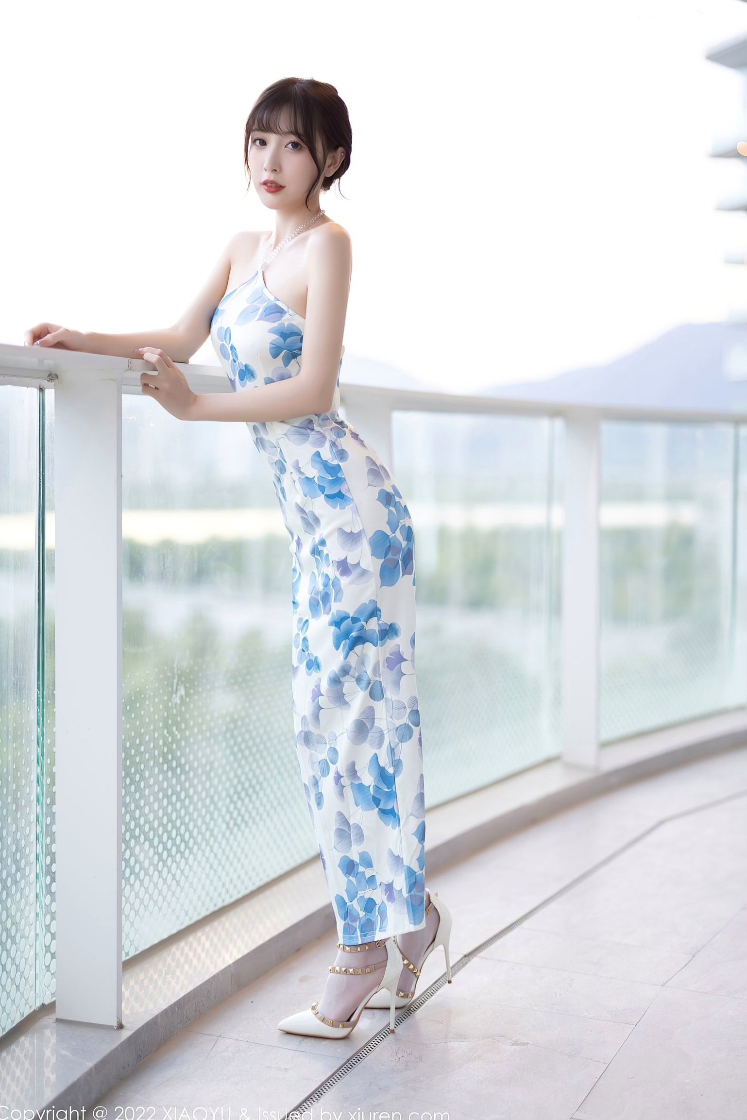 XiaoYu语画界-林星阑:清新露肩蓝印花连衣裙,白丝袜美腿私房照,优雅气质女神唯美写实写真