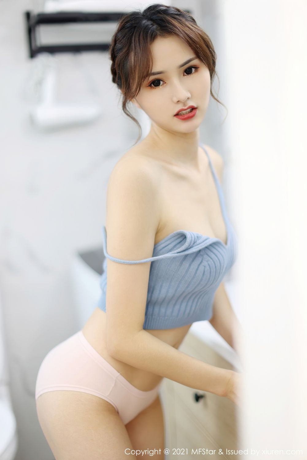 新人模特墨韩 吊带轻巧迷人