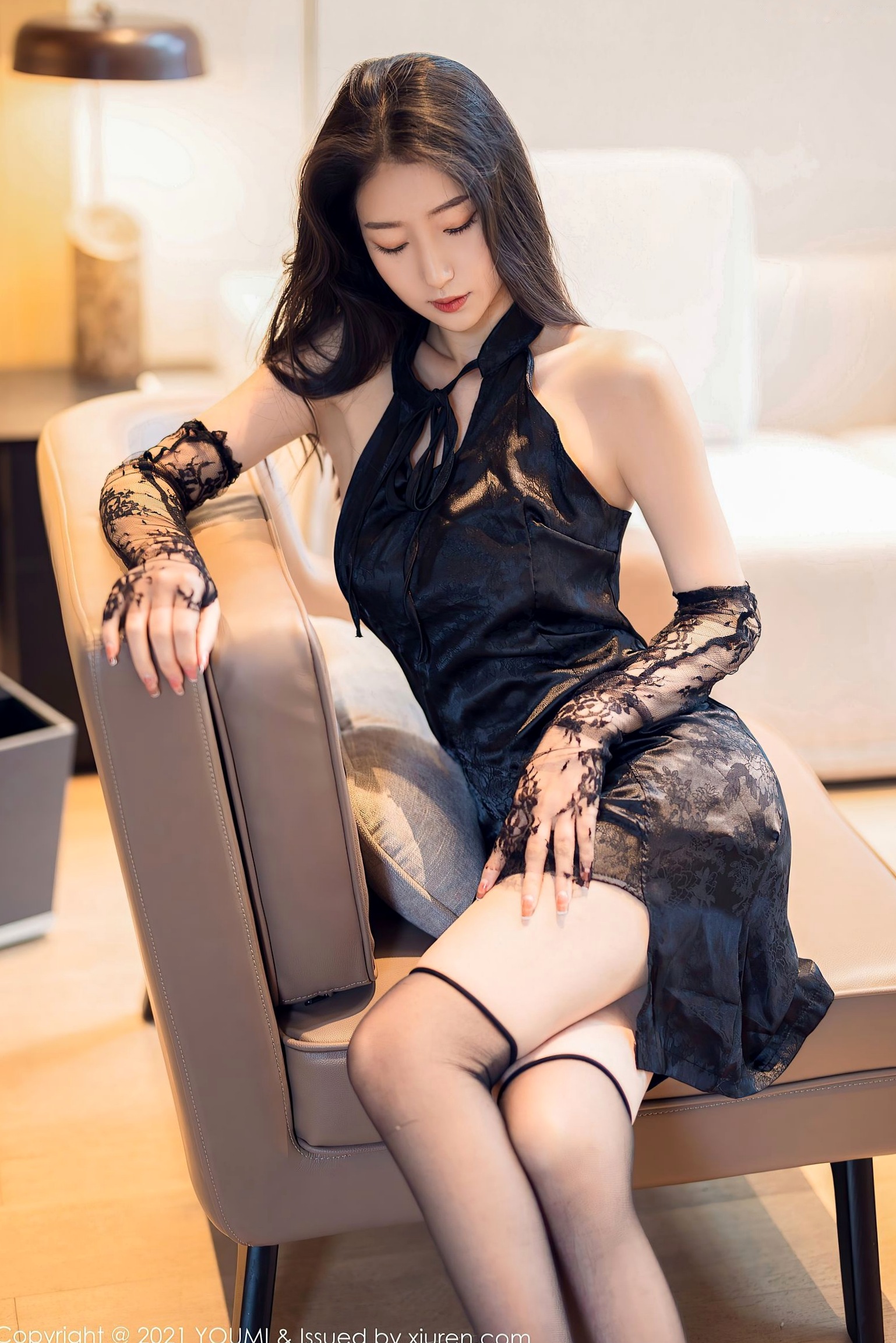 尤蜜荟熊小诺成都旅拍黑色蕾丝旗袍诱惑,演绎高冷御姐范与极致丝袜美腿大尺度写真