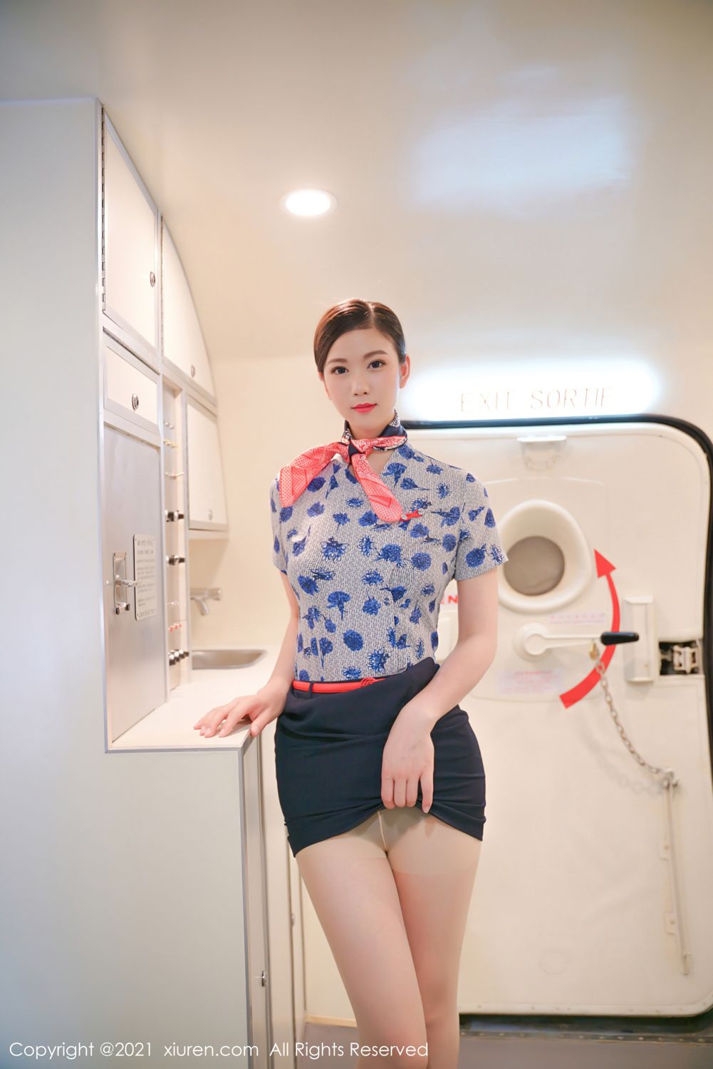 长腿空姐李雅柔 高挑迷人身姿尽显