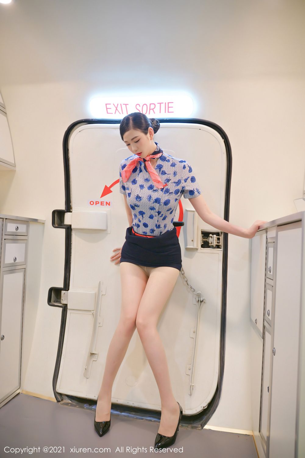 长腿空姐李雅柔 高挑迷人身姿尽显