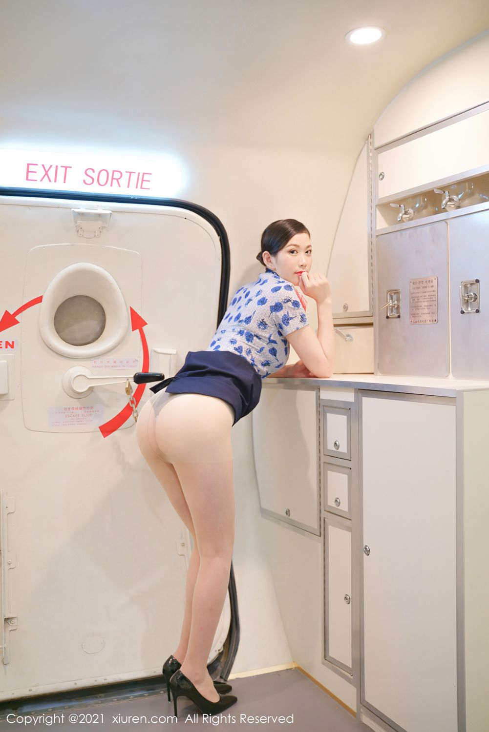 长腿空姐李雅柔 高挑迷人身姿尽显