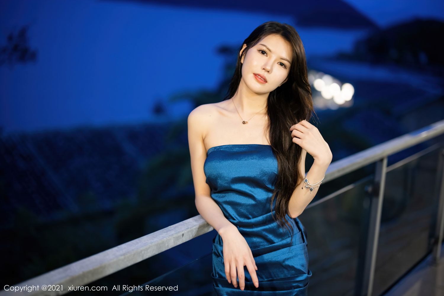 新人模特媛媛酱 深蓝色典雅礼服
