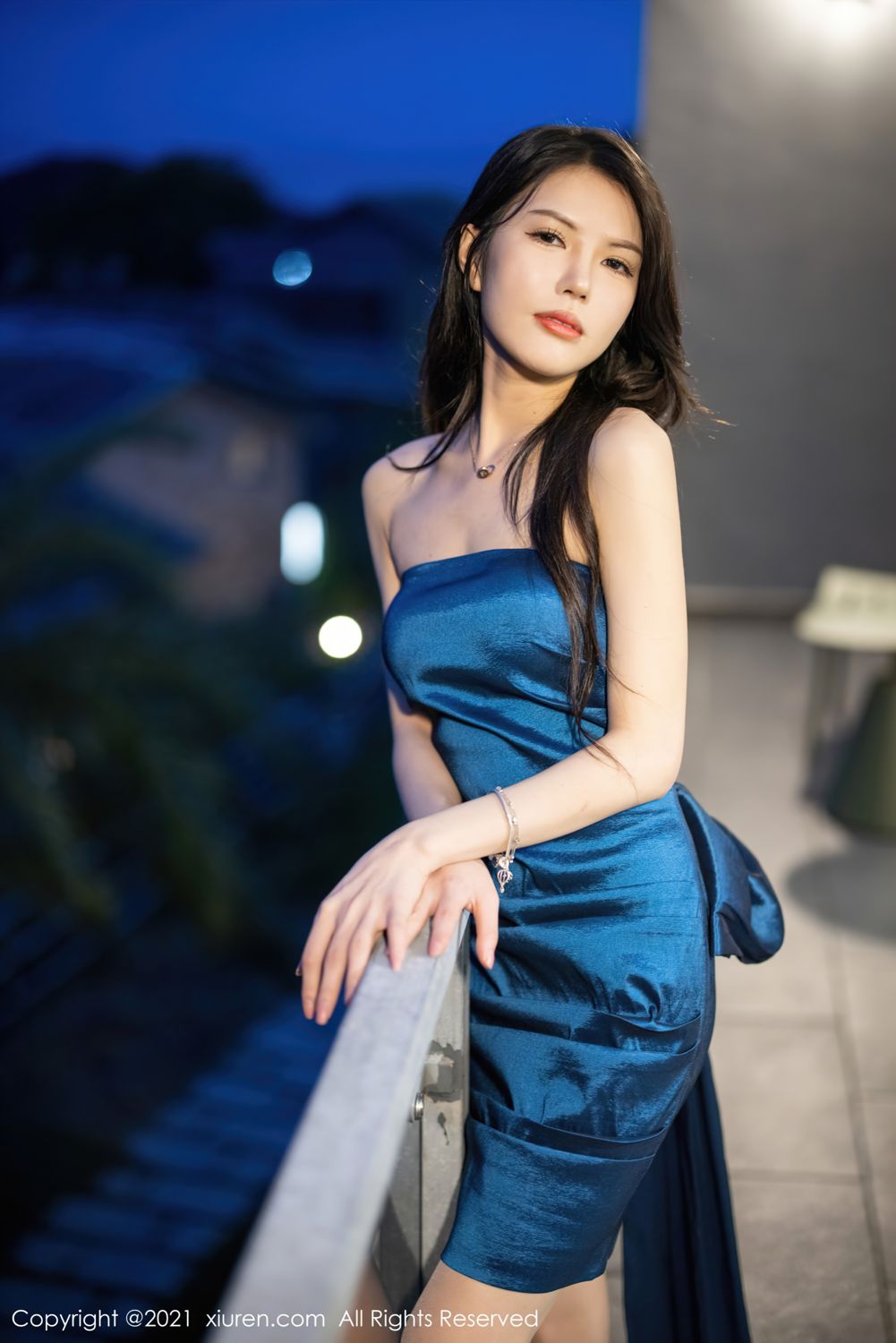 新人模特媛媛酱 深蓝色典雅礼服