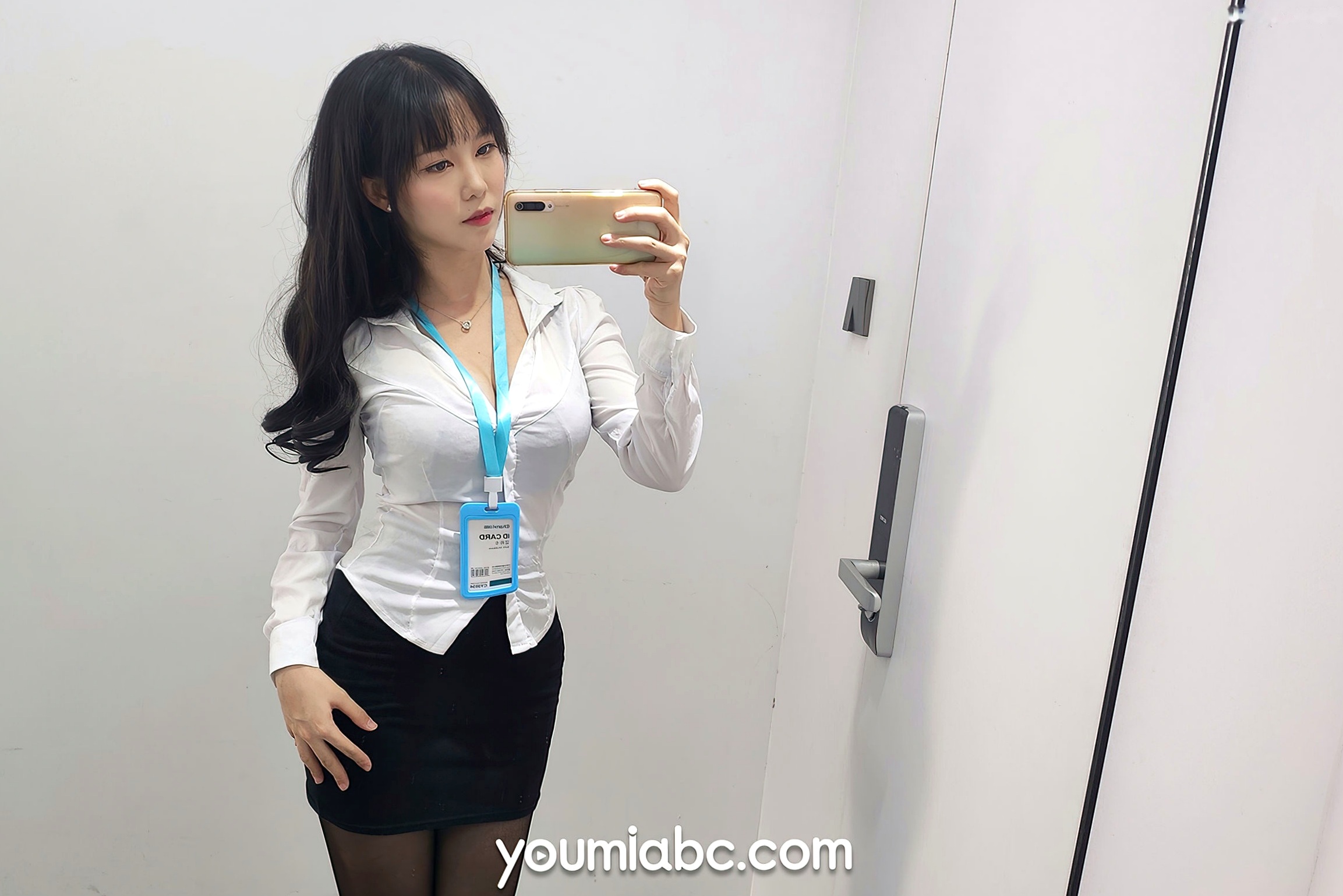 YouMi尤蜜-2020.12.13-抖娘利世-《OL午间自拍》制服诱惑职场写真翘臀福利