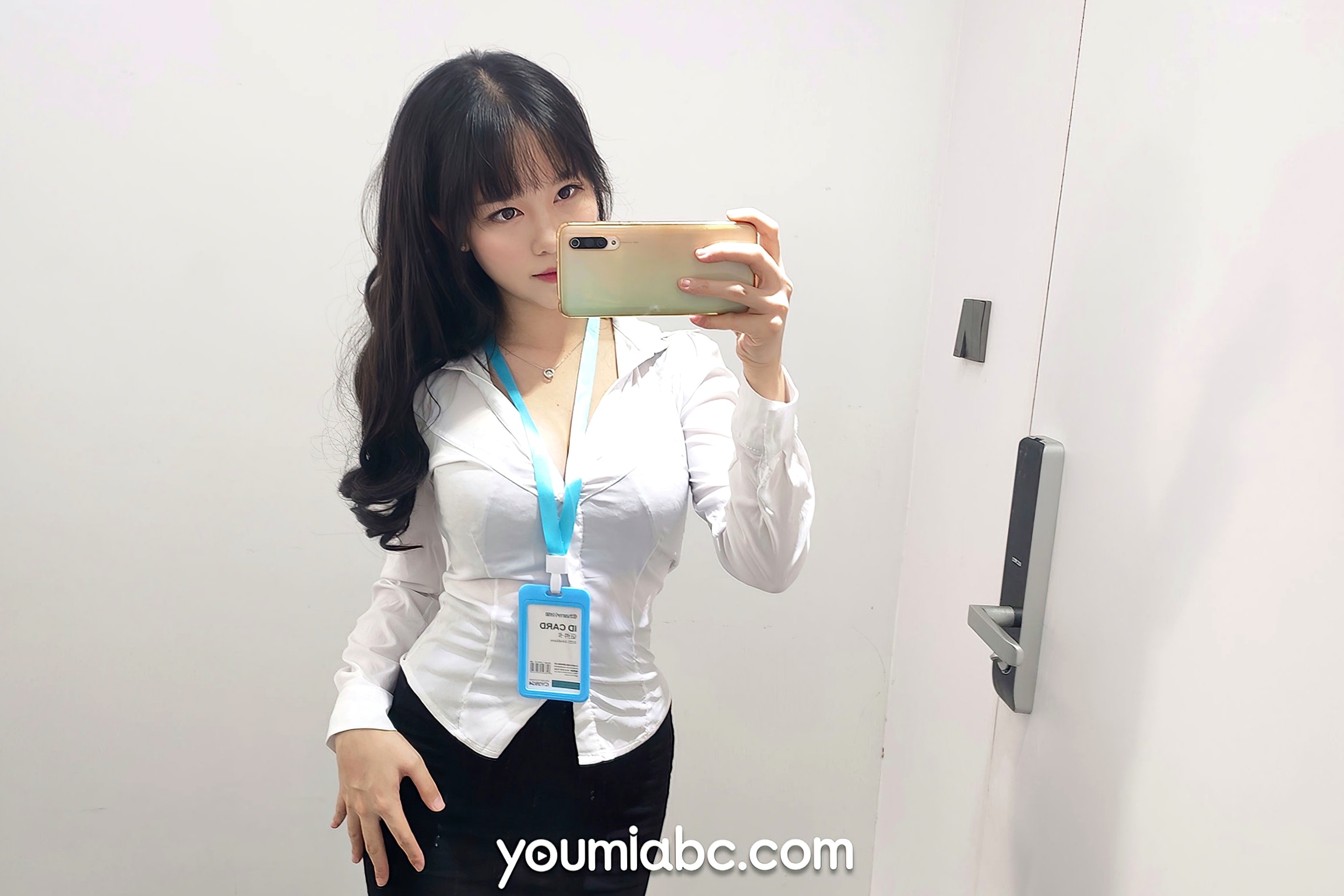 YouMi尤蜜-2020.12.13-抖娘利世-《OL午间自拍》制服诱惑职场写真翘臀福利