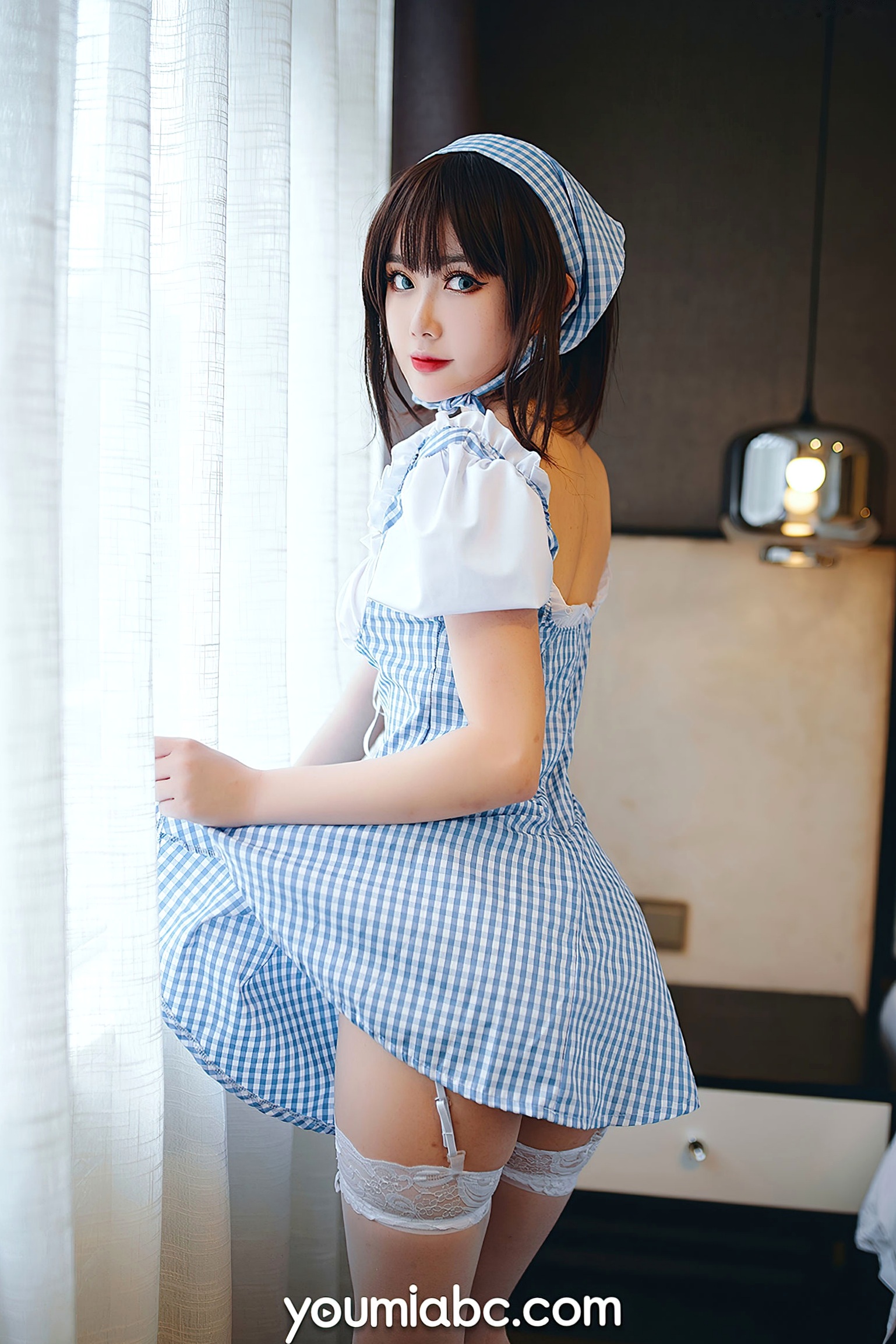 YouMi尤蜜-您的蛋蛋-《庄园女仆》:清纯短发妹子穿蓝白格纹制服,性感蕾丝吊带诱惑,极品私房照