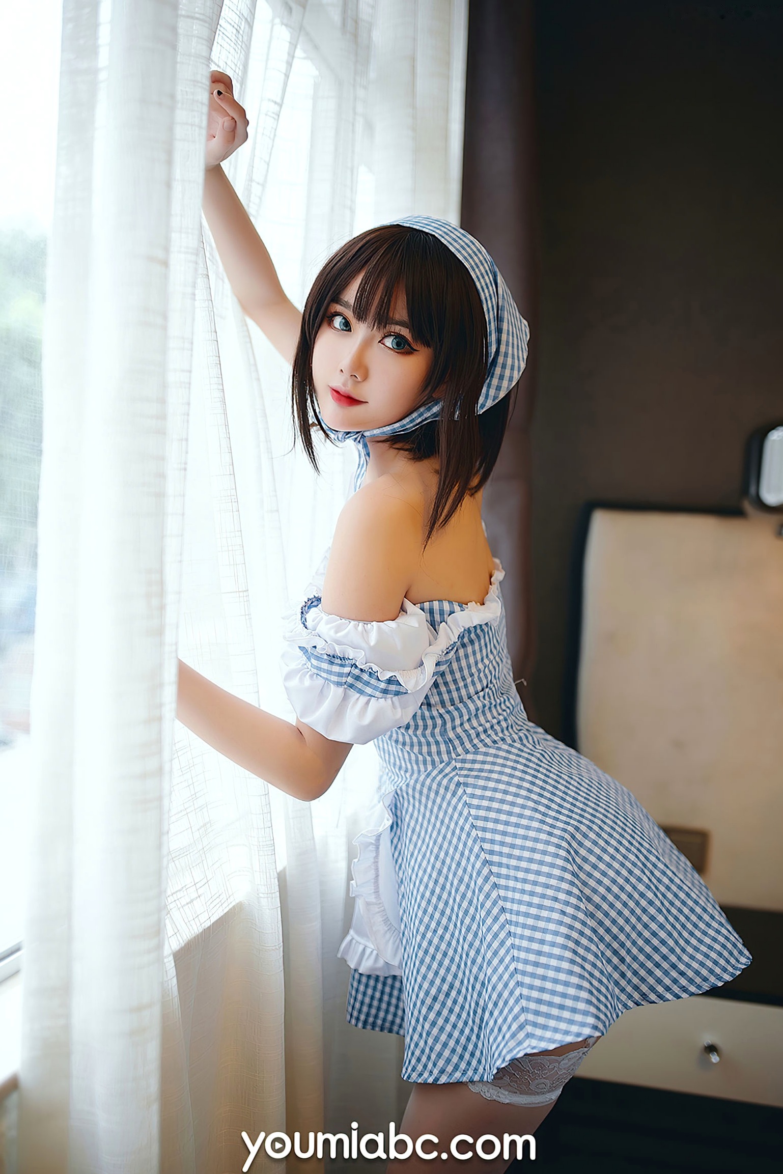 YouMi尤蜜-您的蛋蛋-《庄园女仆》:清纯短发妹子穿蓝白格纹制服,性感蕾丝吊带诱惑,极品私房照