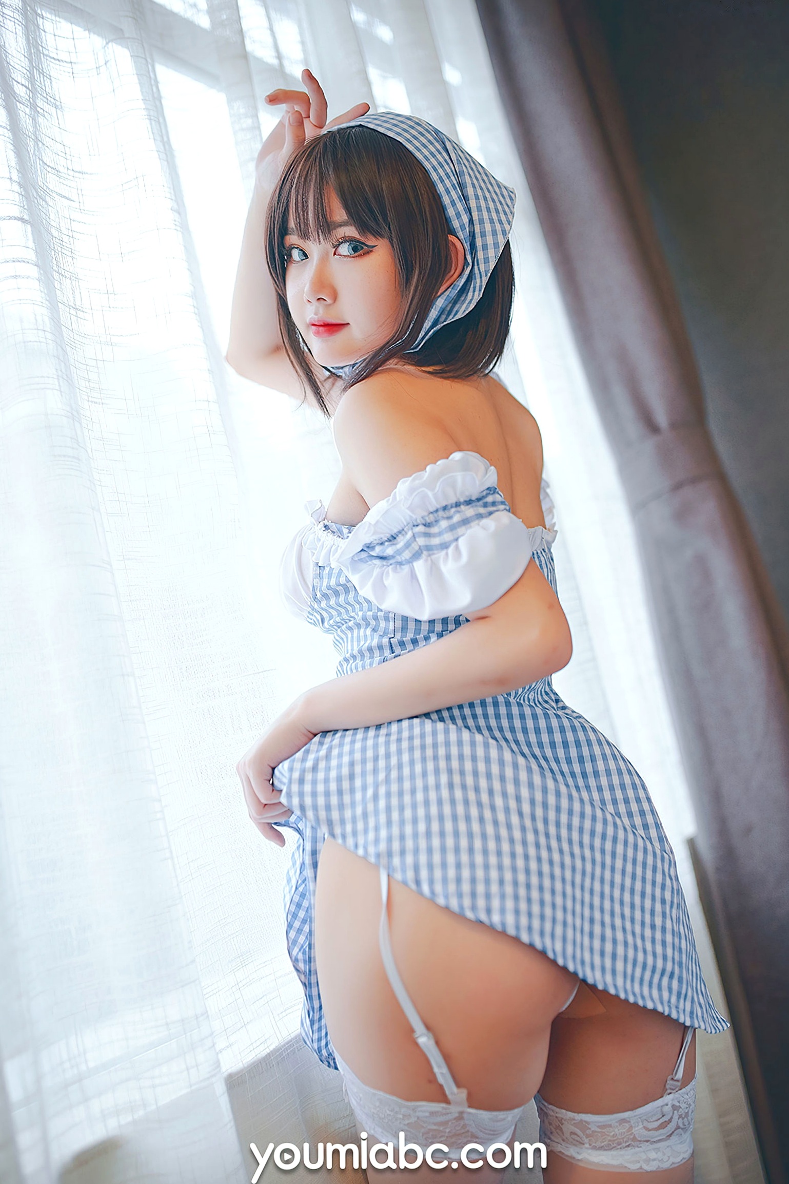 YouMi尤蜜-您的蛋蛋-《庄园女仆》:清纯短发妹子穿蓝白格纹制服,性感蕾丝吊带诱惑,极品私房照