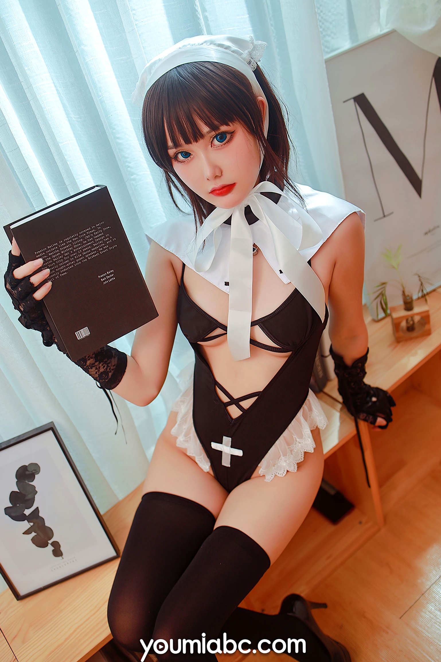 尤蜜YouMi-您的蛋蛋-美味修女Cosplay写真-室内性感制服诱惑,黑丝高跟尽显动人魅力