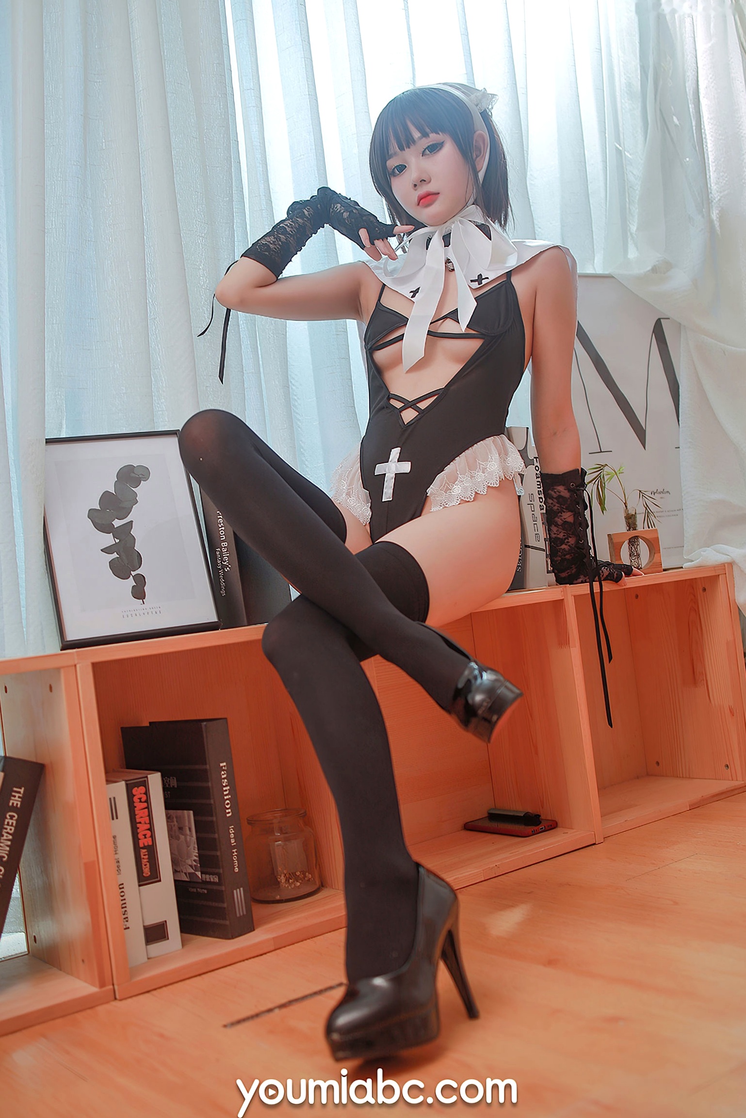 尤蜜YouMi-您的蛋蛋-美味修女Cosplay写真-室内性感制服诱惑,黑丝高跟尽显动人魅力
