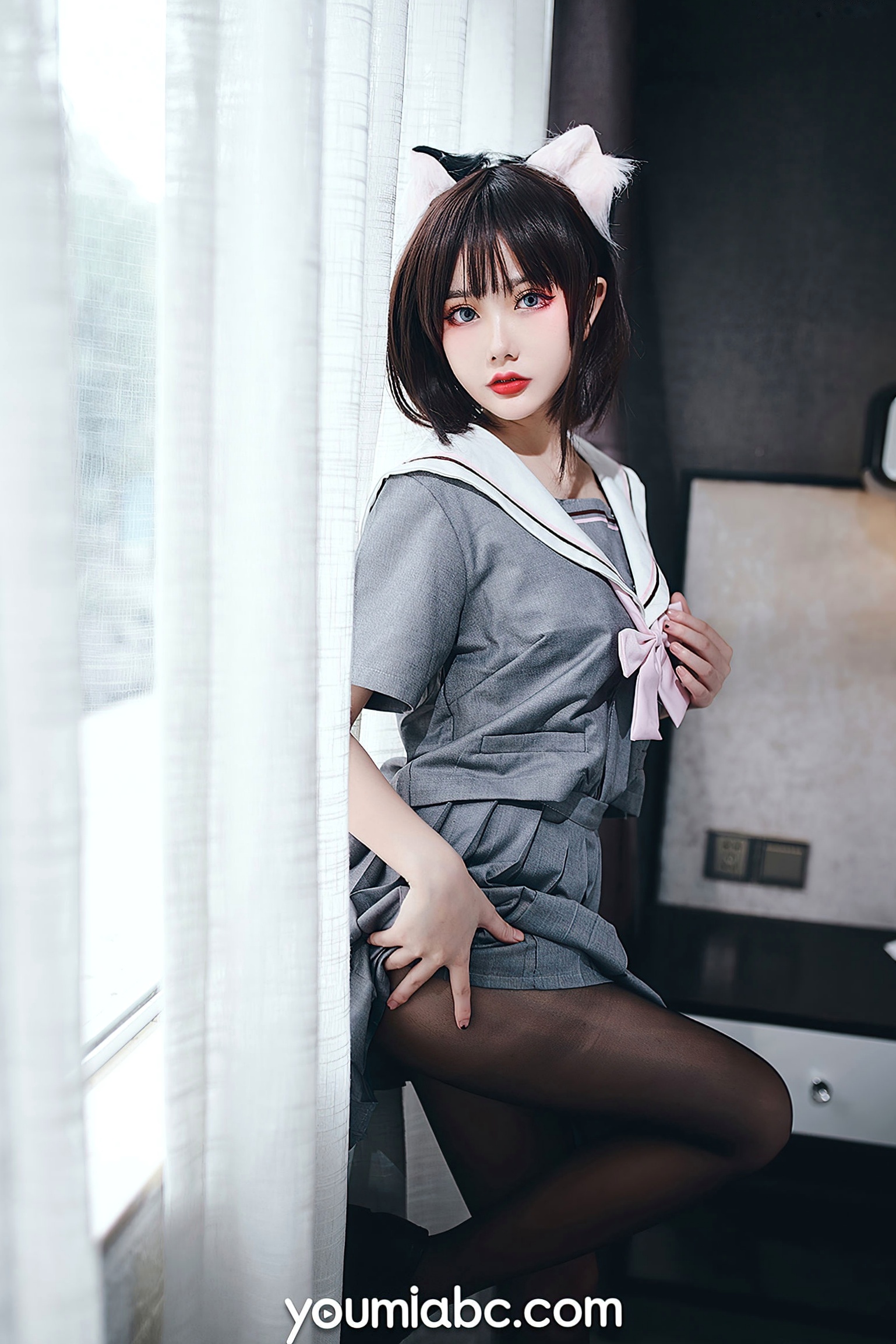 YouMi尤蜜-您的蛋蛋《制服猫娘》:元气日系制服搭配黑丝美腿,演绎极致甜辣制服诱惑与性感姿态