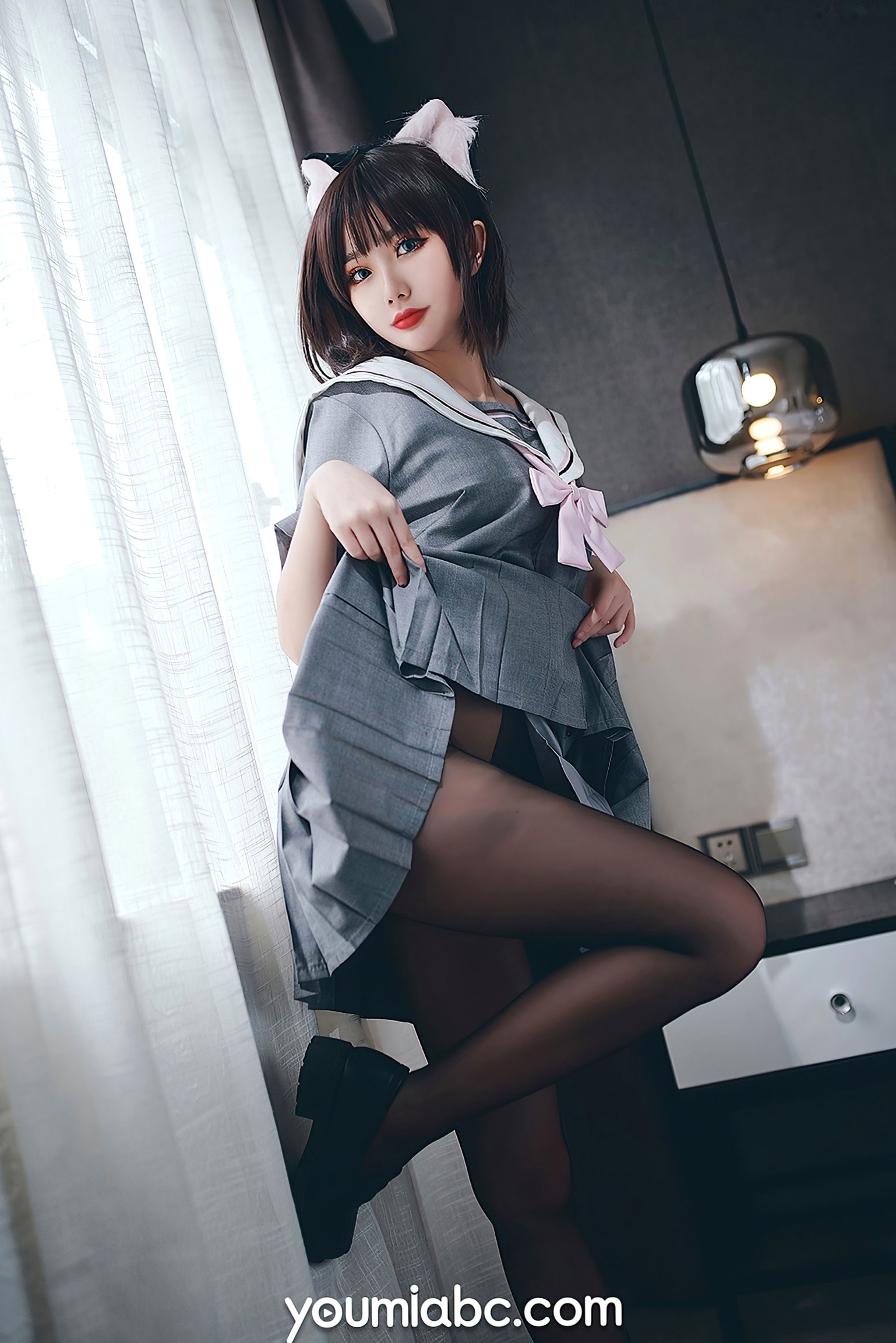 YouMi尤蜜-您的蛋蛋《制服猫娘》:元气日系制服搭配黑丝美腿,演绎极致甜辣制服诱惑与性感姿态