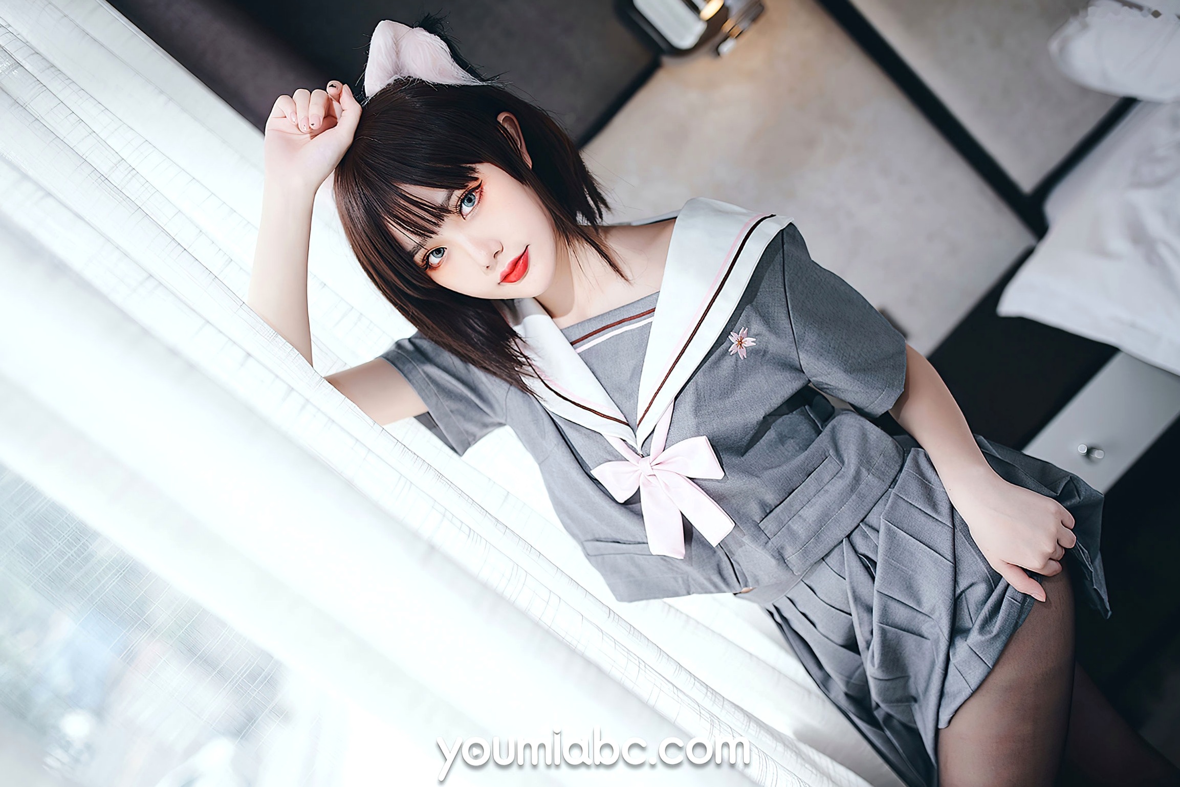 YouMi尤蜜-您的蛋蛋《制服猫娘》:元气日系制服搭配黑丝美腿,演绎极致甜辣制服诱惑与性感姿态