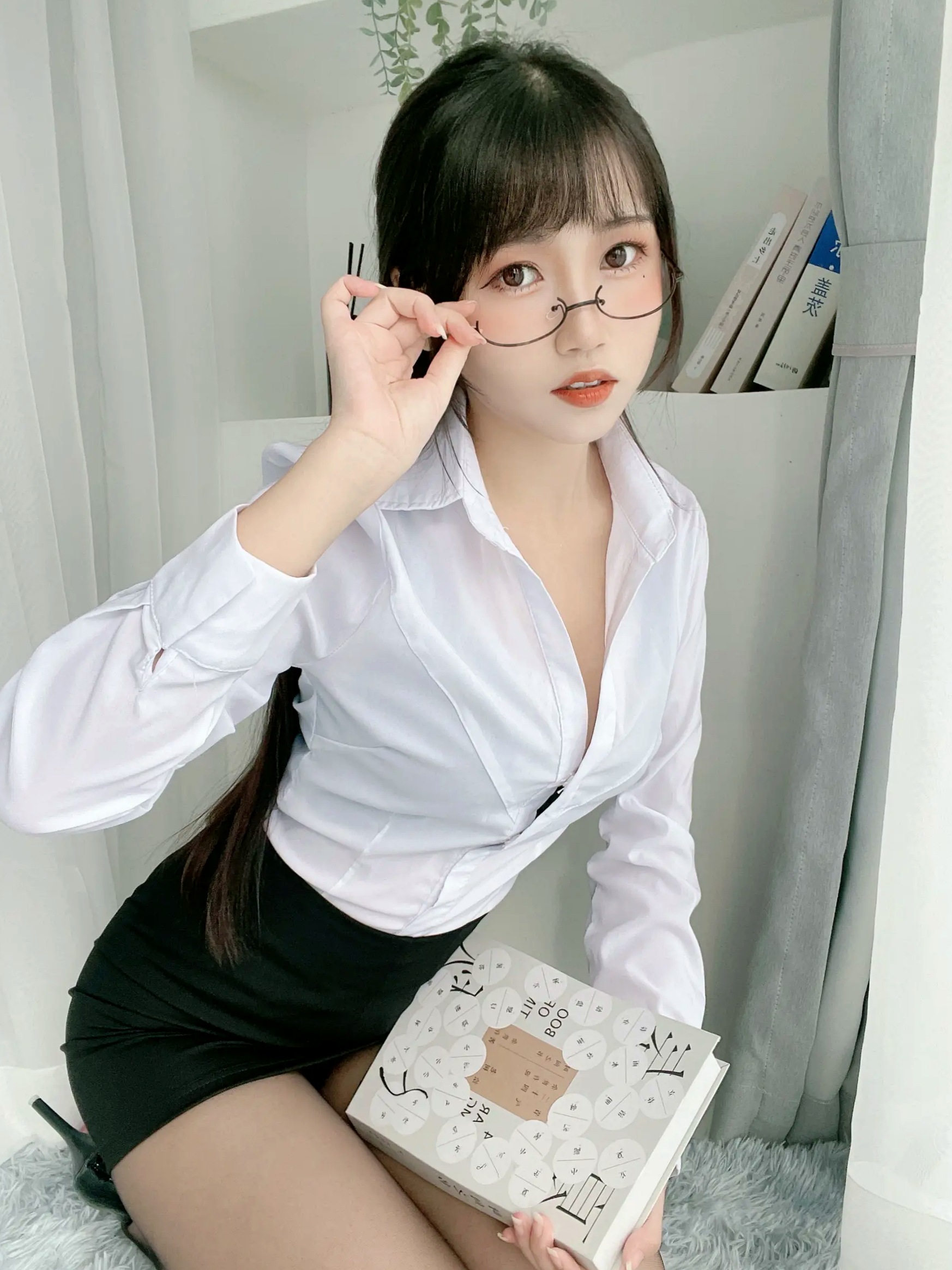 不呆猫 - 黑丝包臀OL制服诱惑,知性金丝眼镜职场装扮,气质私房写真