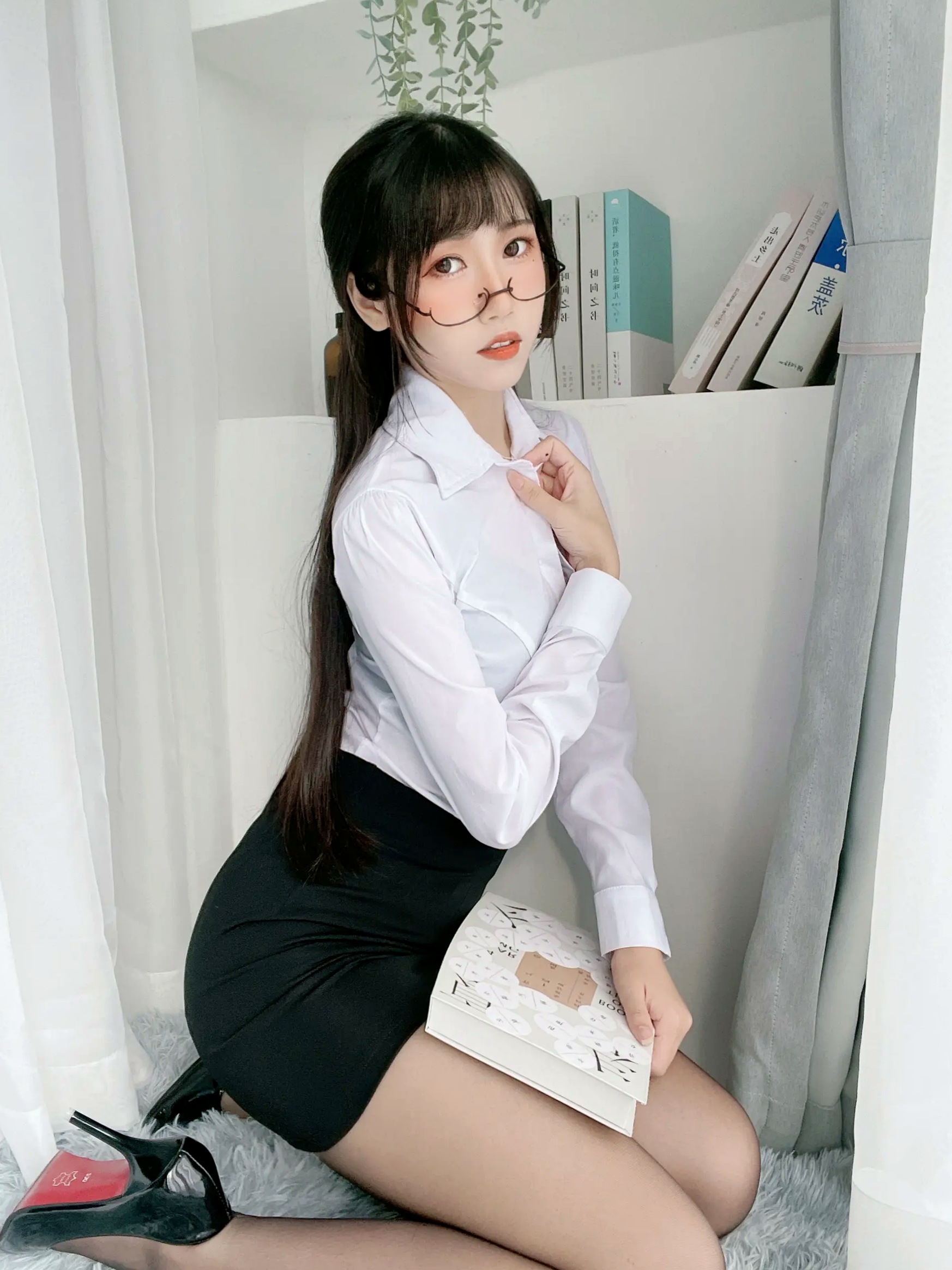 不呆猫 - 黑丝包臀OL制服诱惑,知性金丝眼镜职场装扮,气质私房写真