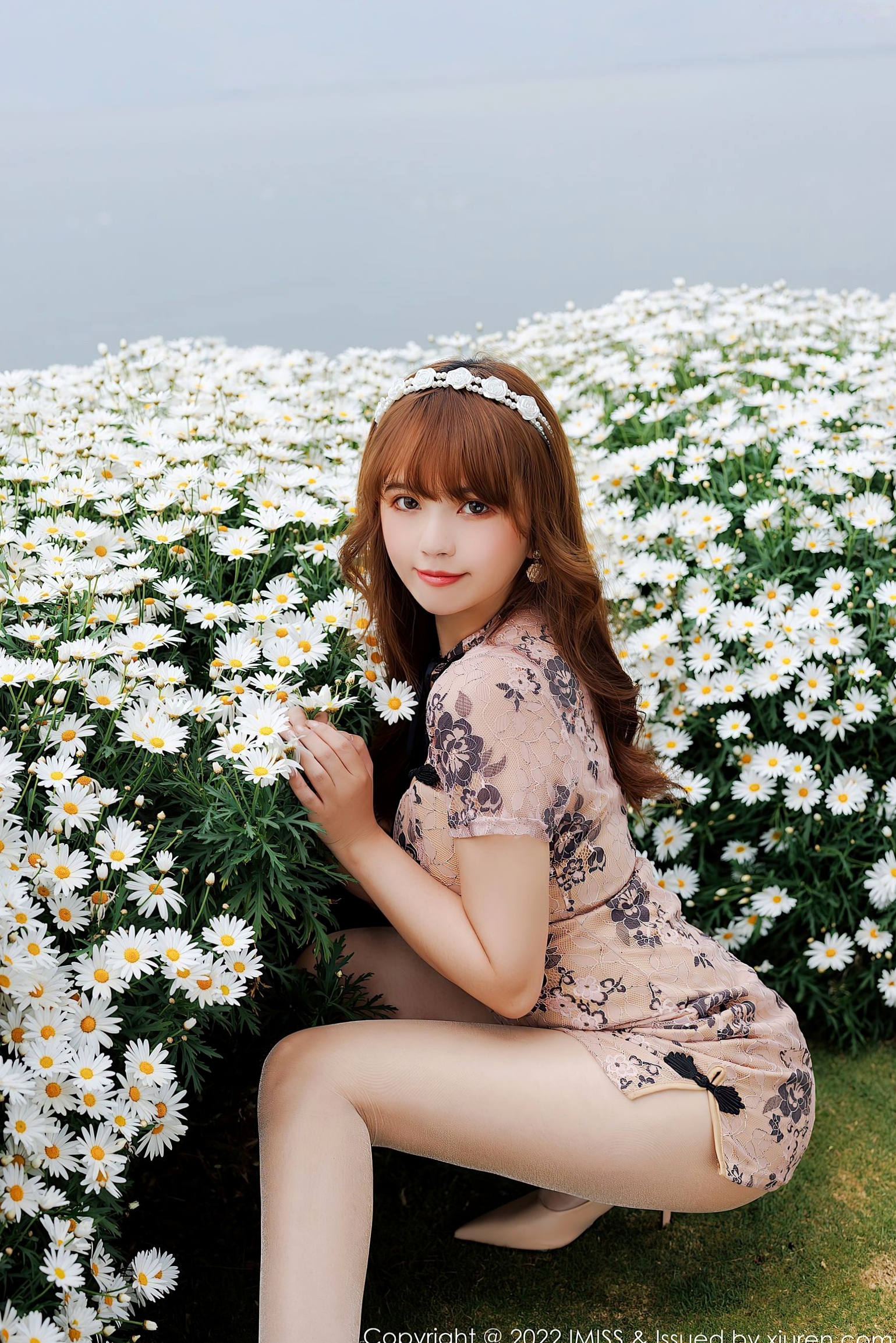 IMiss爱蜜社-684-张思允:云南花海户外旅拍,肉色碎花短裙演绎清纯与妩媚,治愈系优雅写真
