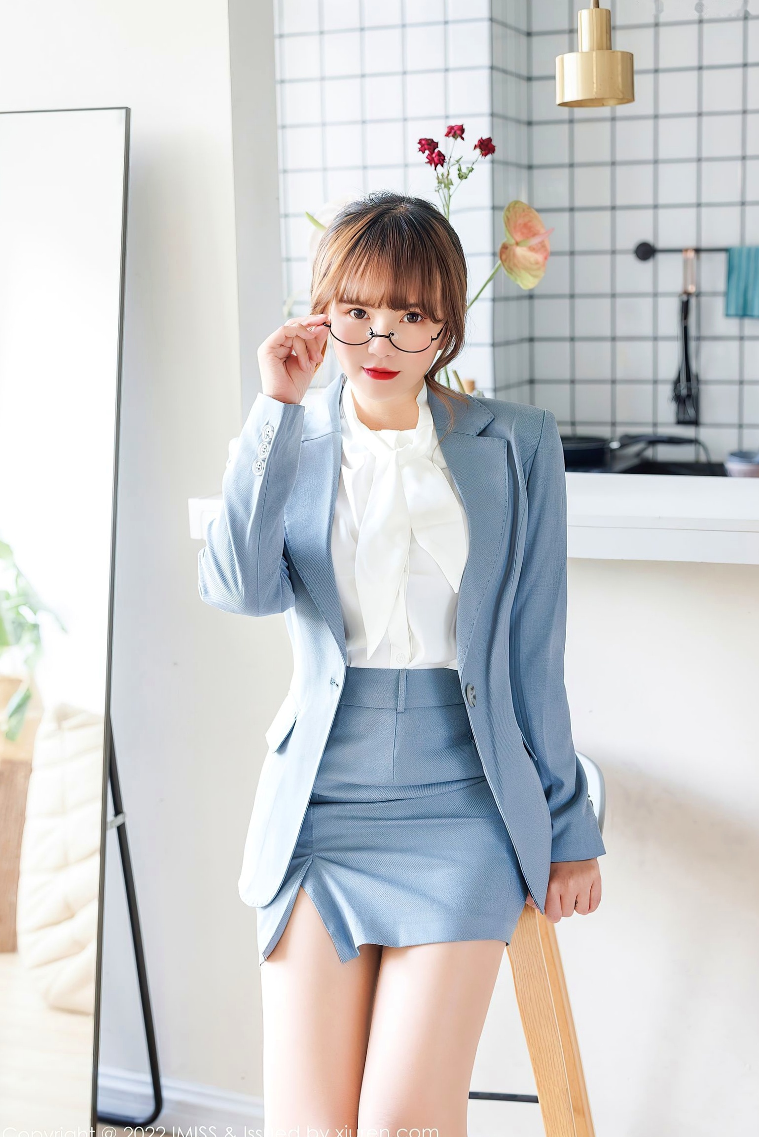IMiss爱蜜社张思允:职业裙装干练知性,白衬衫红蕾丝内衣尽显极致性感,私房诱惑写真