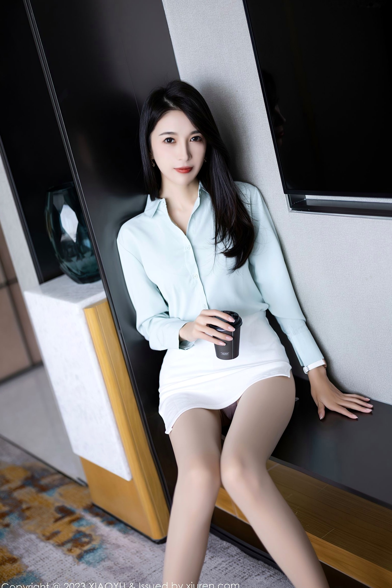 XiaoYu语画界-999-林乐一:职场OL白衬衫短裙诱惑,修长美腿搭配丝袜,展现知性与性感并存的职场风,2023.04.03
