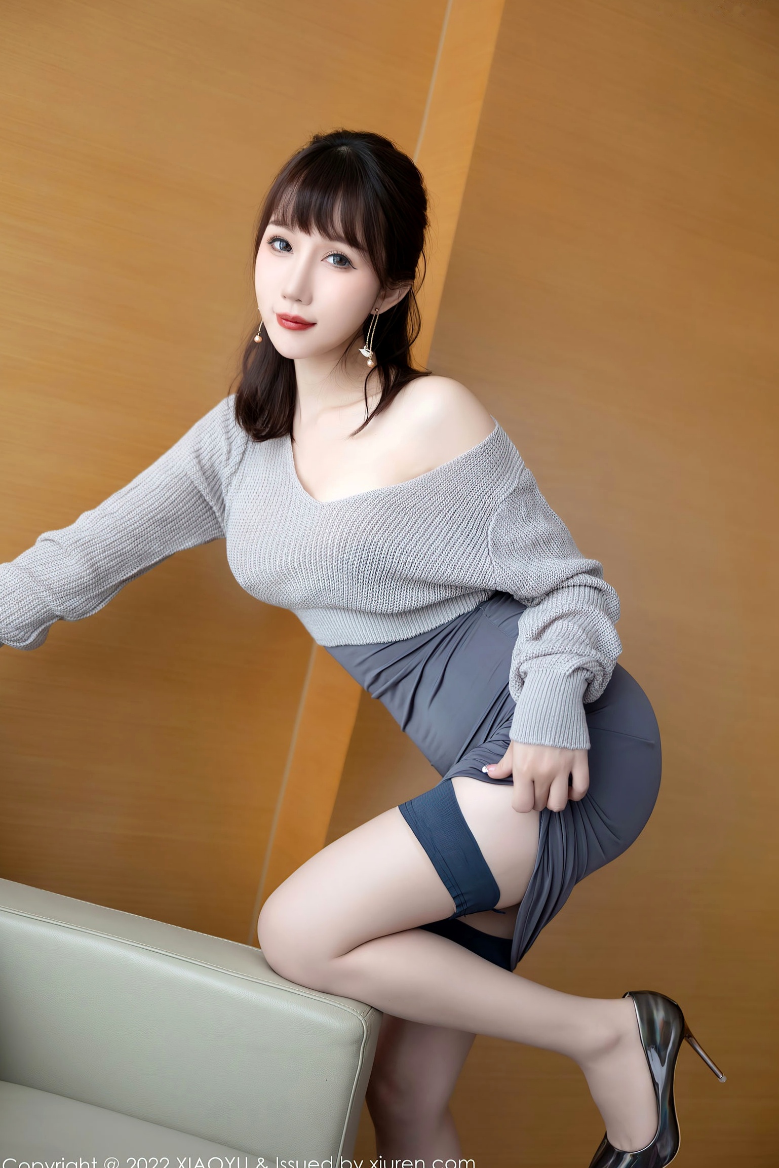 XiaoYu语画界-849-波巧酱-高级感灰色抹胸紧身裙私房写真-居家修身诱惑丝袜高跟鞋-2022.08.24
