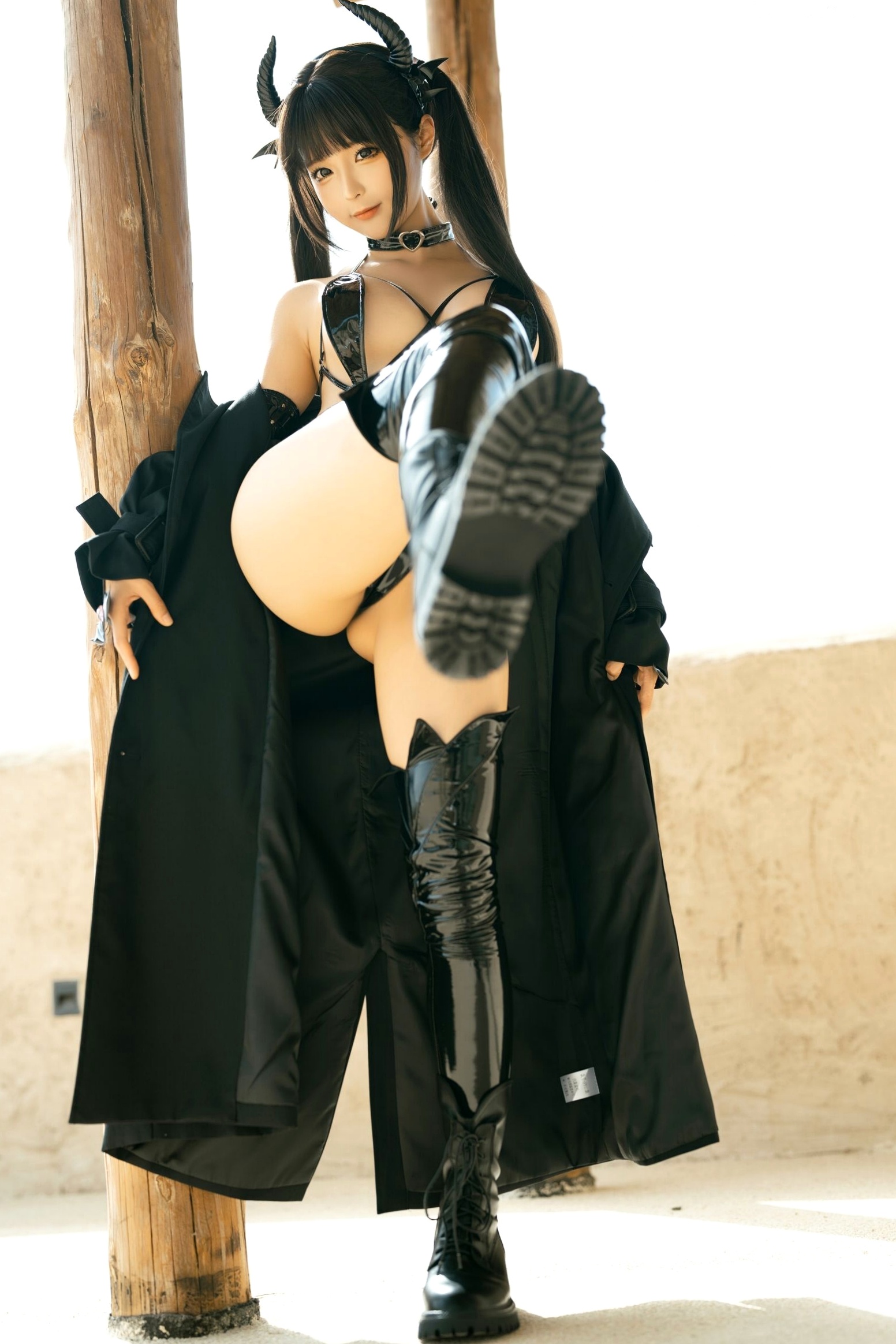 蠢沫沫-魅魔黑色大衣超小黑内衣性感Cosplay诱惑私房写真