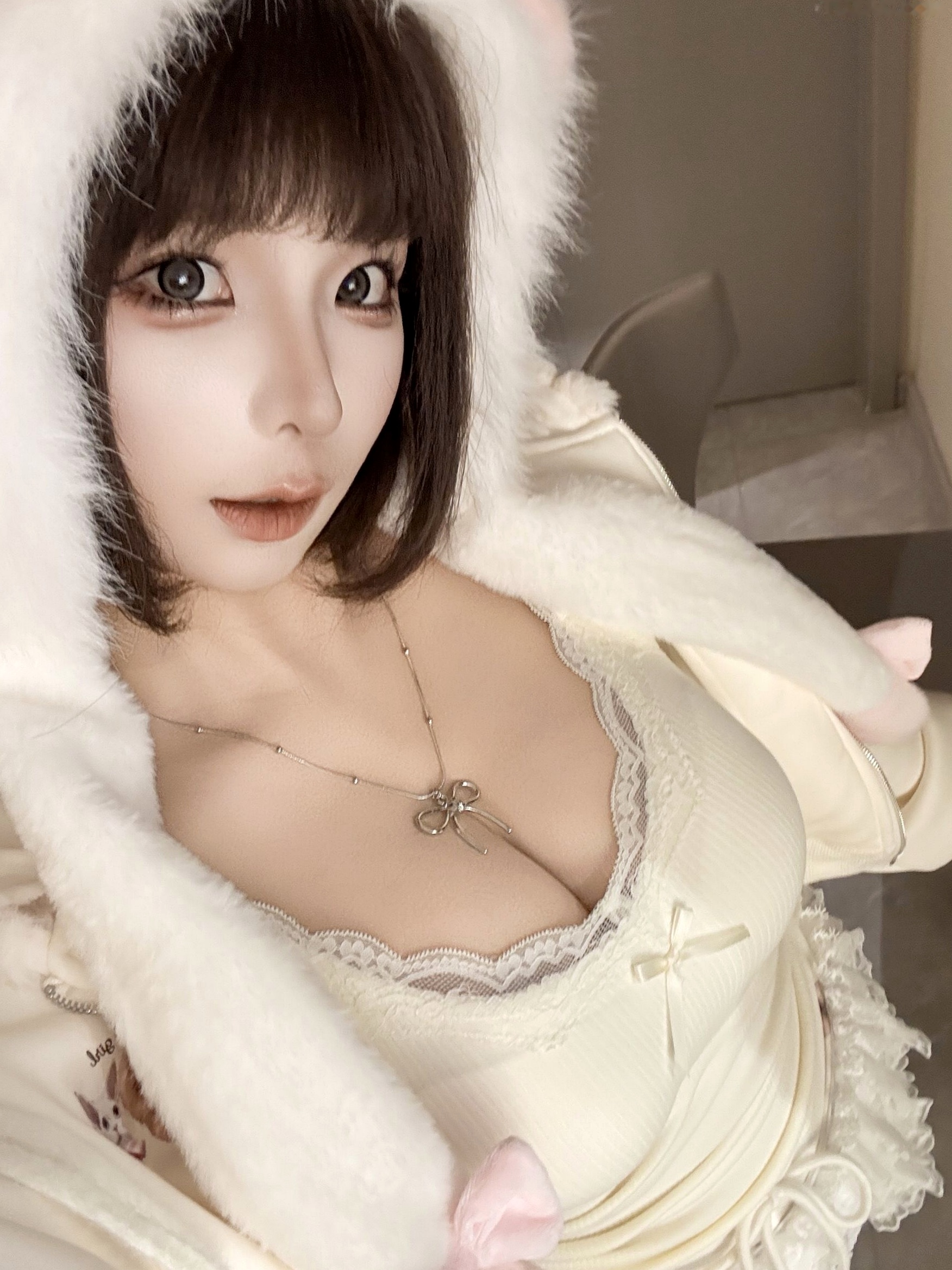 蠢沫沫-7月写真合集 绒绒毛帽蕾丝低胸私房照 萌系童颜巨乳甜美诱惑写真