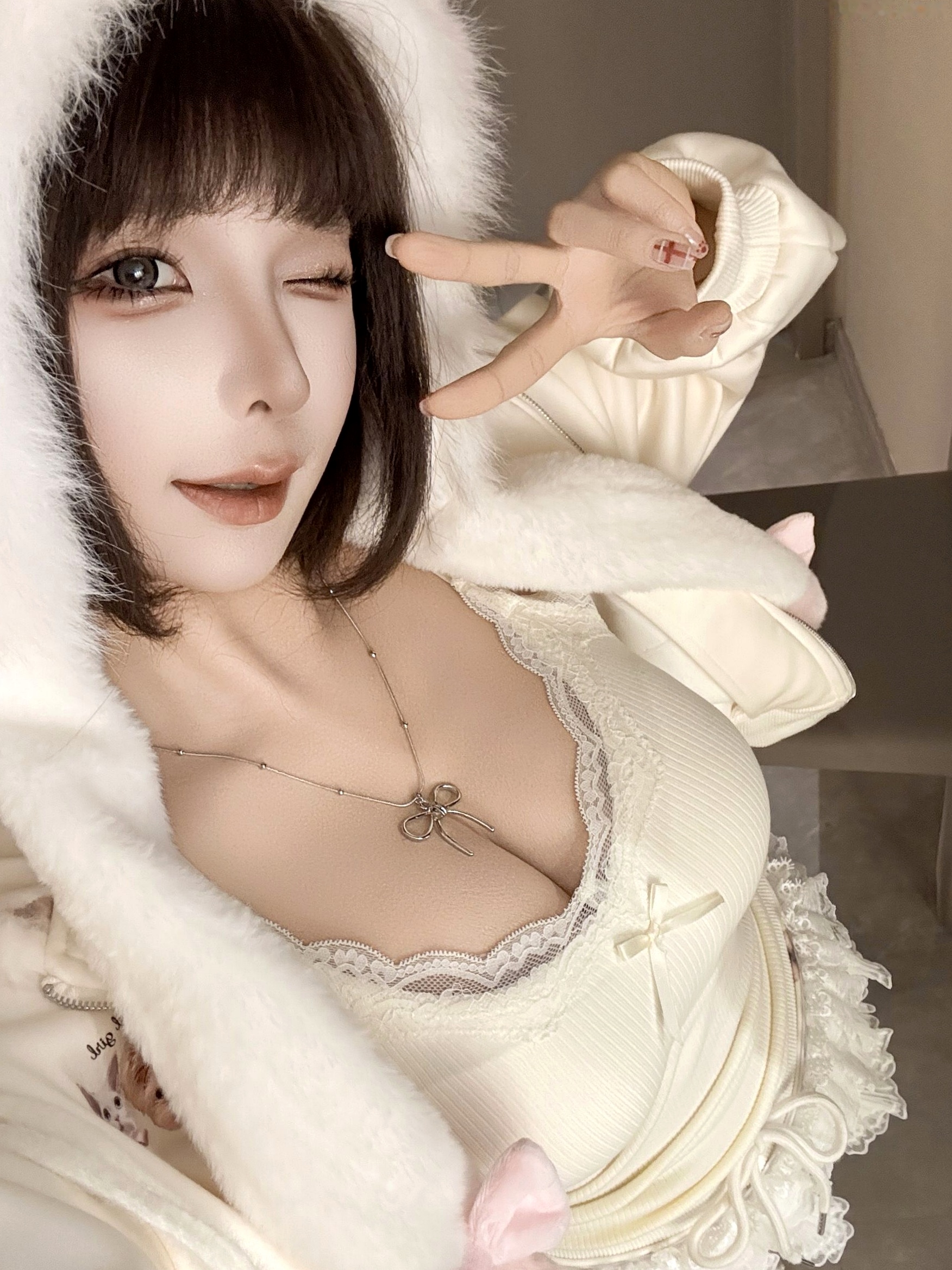 蠢沫沫-7月写真合集 绒绒毛帽蕾丝低胸私房照 萌系童颜巨乳甜美诱惑写真