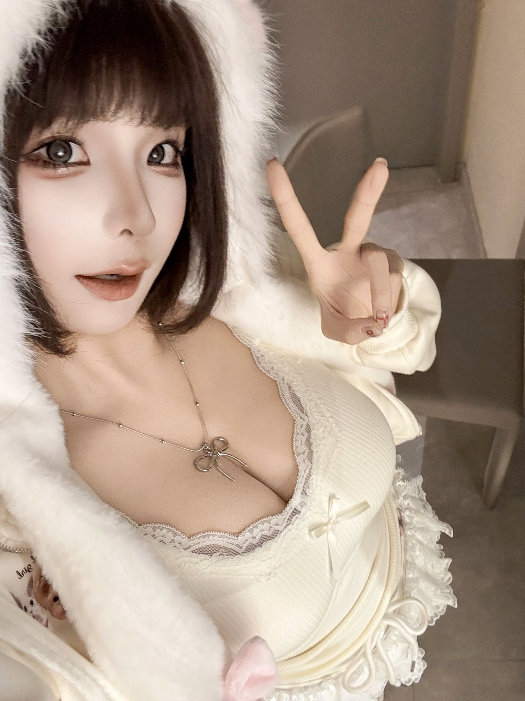 蠢沫沫-7月写真合集 绒绒毛帽蕾丝低胸私房照 萌系童颜巨乳甜美诱惑写真