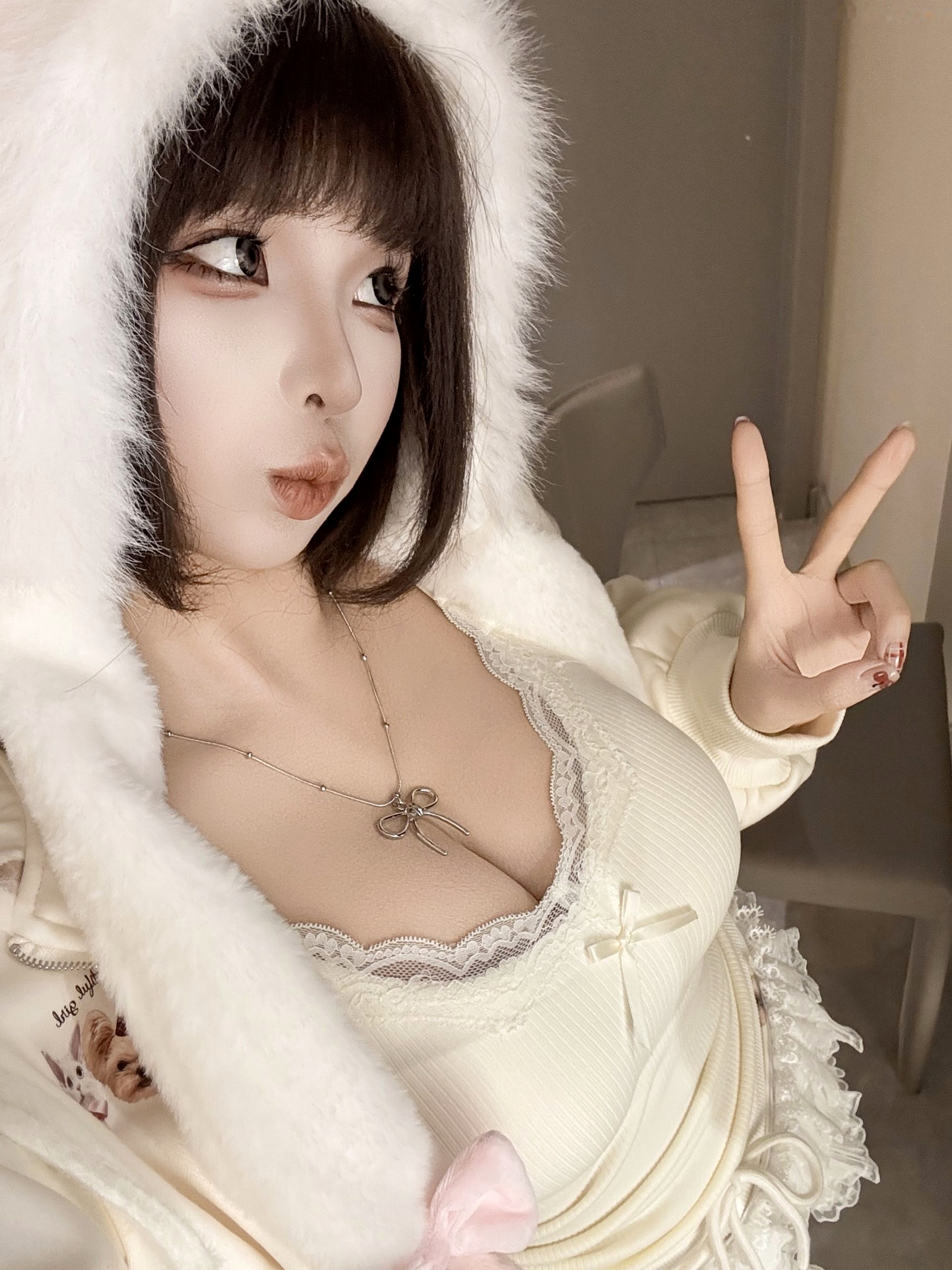 蠢沫沫-7月写真合集 绒绒毛帽蕾丝低胸私房照 萌系童颜巨乳甜美诱惑写真