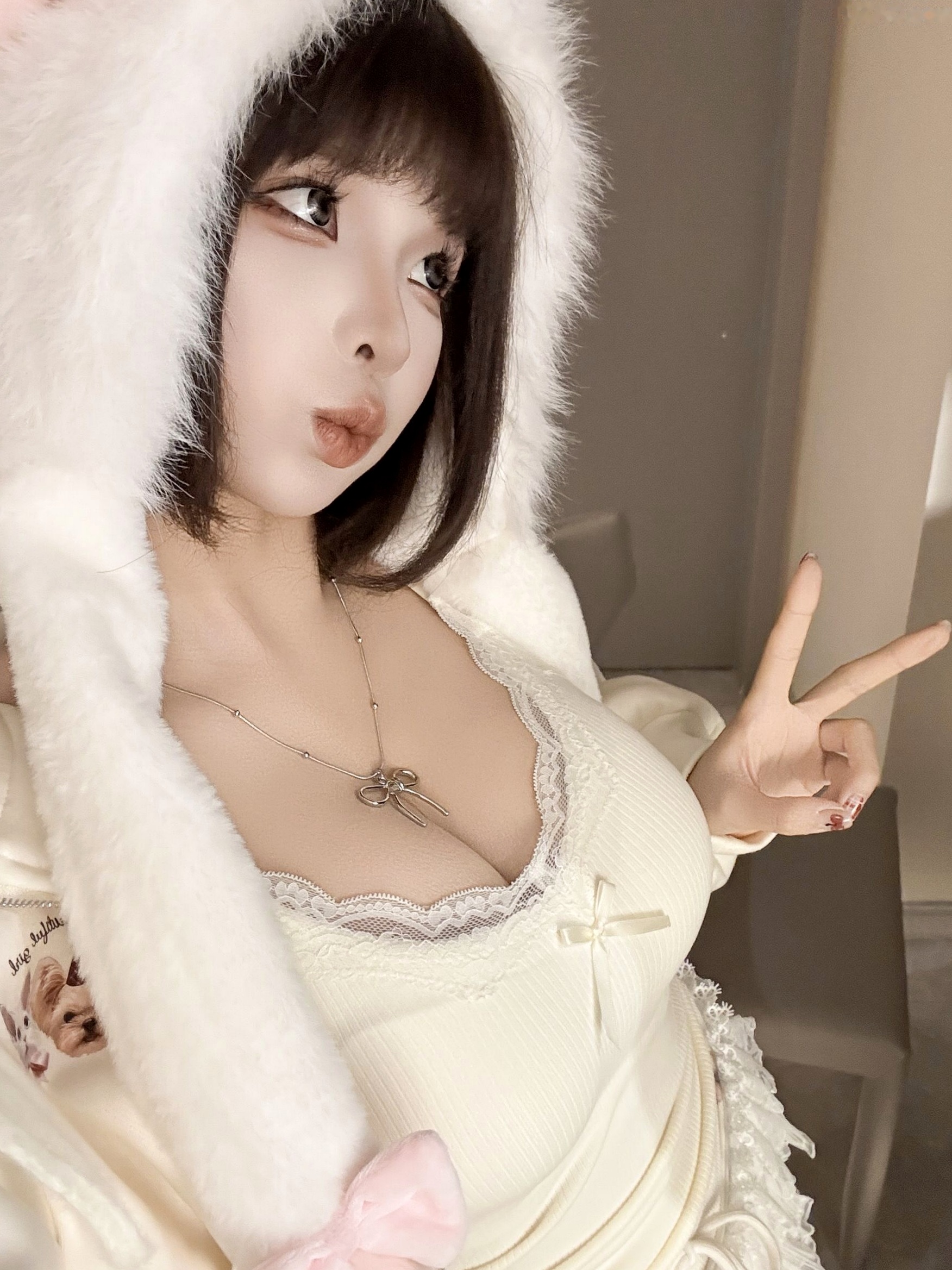 蠢沫沫-7月写真合集 绒绒毛帽蕾丝低胸私房照 萌系童颜巨乳甜美诱惑写真