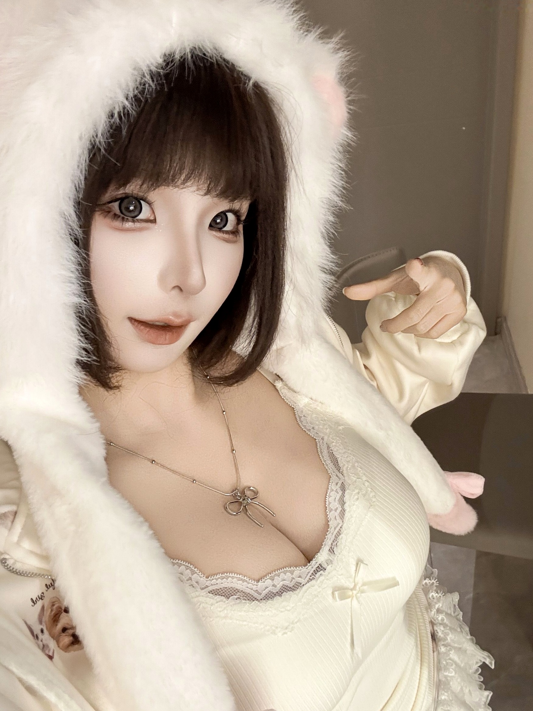 蠢沫沫-7月写真合集 绒绒毛帽蕾丝低胸私房照 萌系童颜巨乳甜美诱惑写真