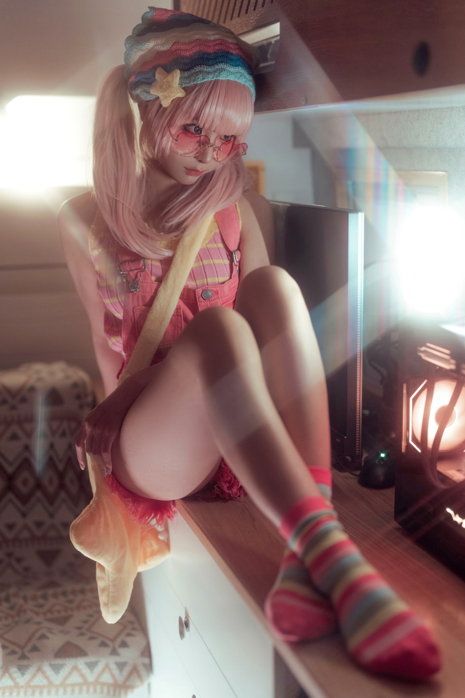 蠢沫沫-Smoke室内唯美写真:萌系粉发少女与迷幻炫彩的光影碰撞