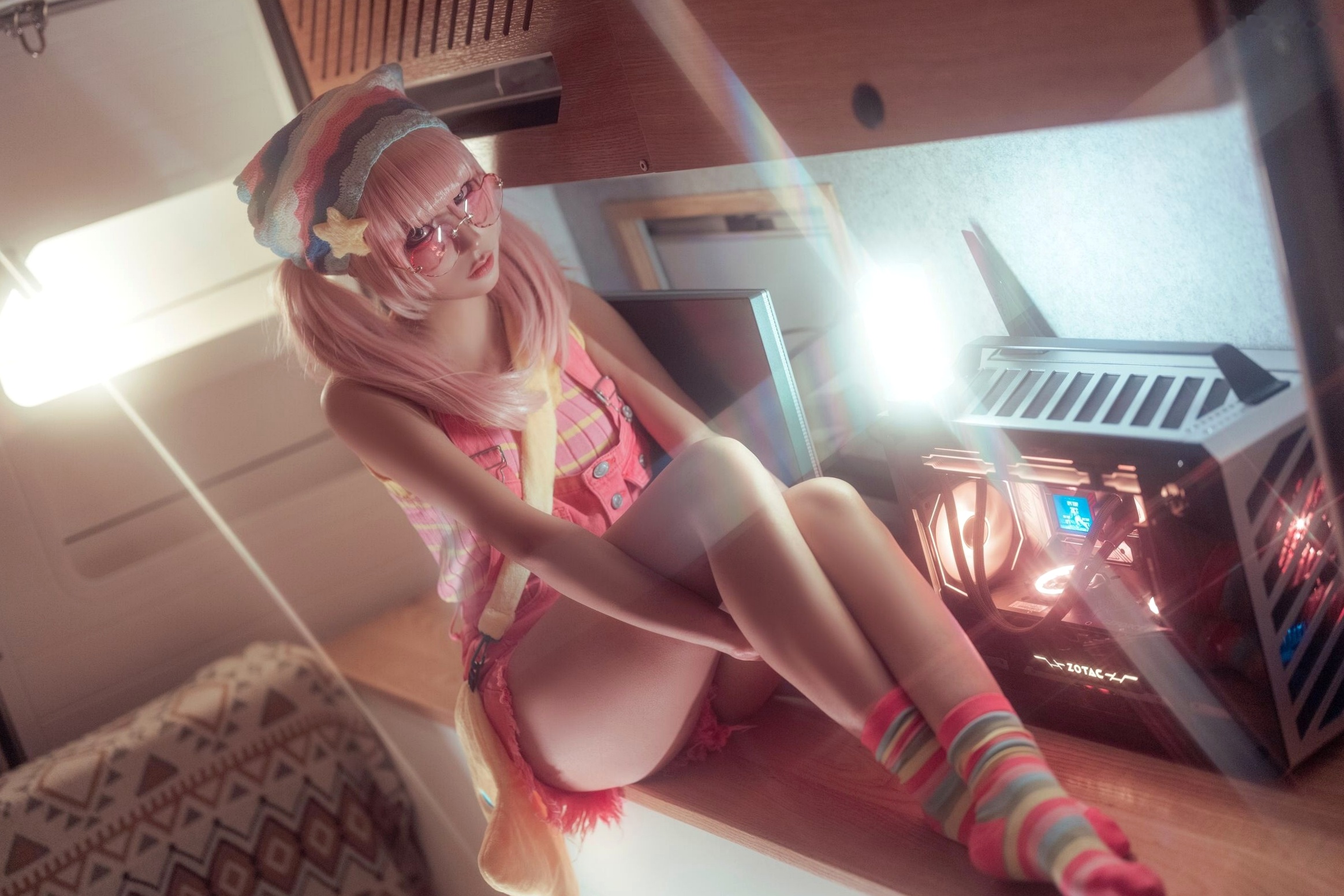 蠢沫沫-Smoke室内唯美写真:萌系粉发少女与迷幻炫彩的光影碰撞